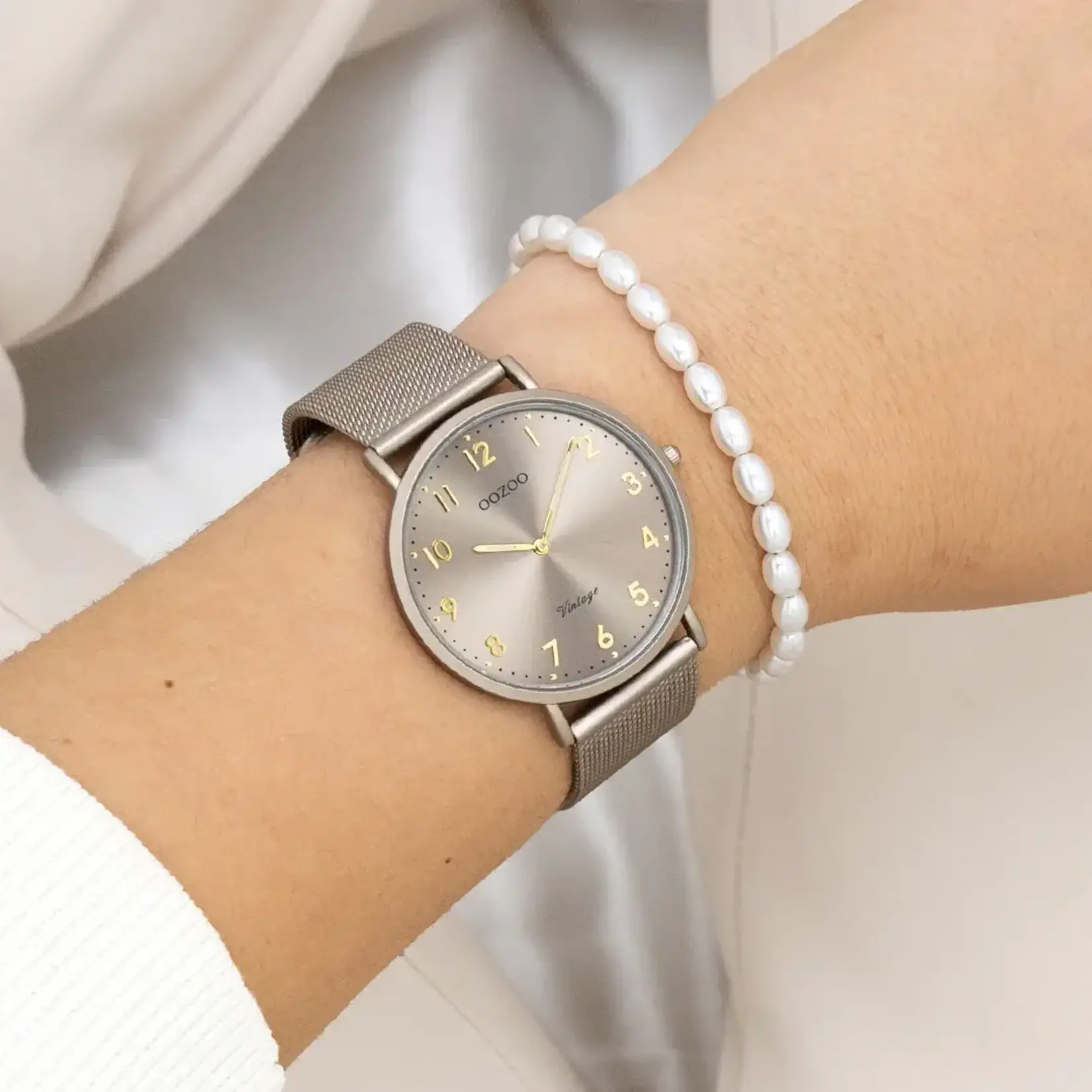 OOZOO OOZOO - Horloge Taupe met taupe metalen mesh armband C20380
