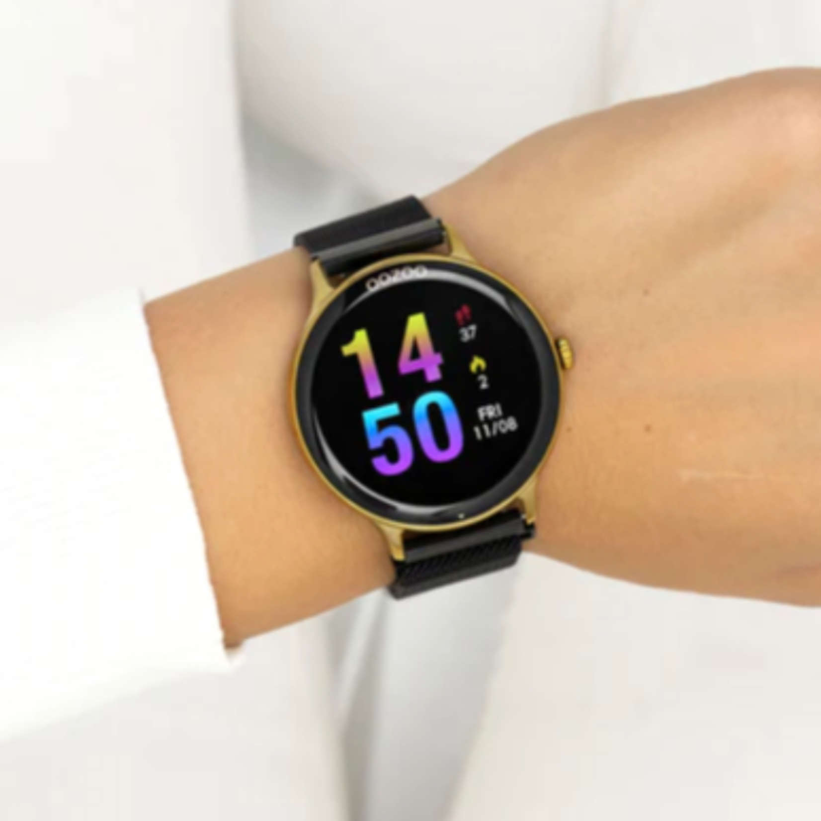 OOZOO OOZOO - Smartwatch Goudkleur met zwarte metalen mesh-band Q00137