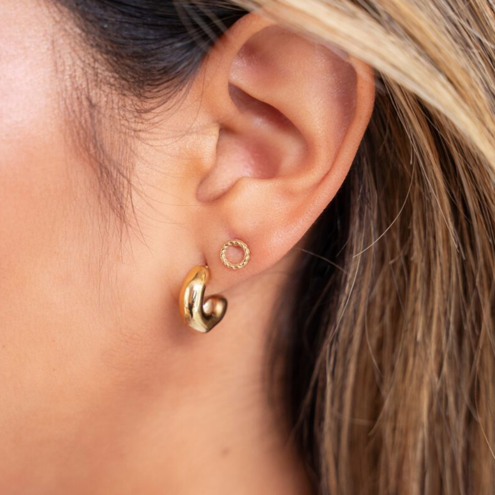 MY JEWELLERY MY JEWELLERY - Ronde studs met reliëf goud