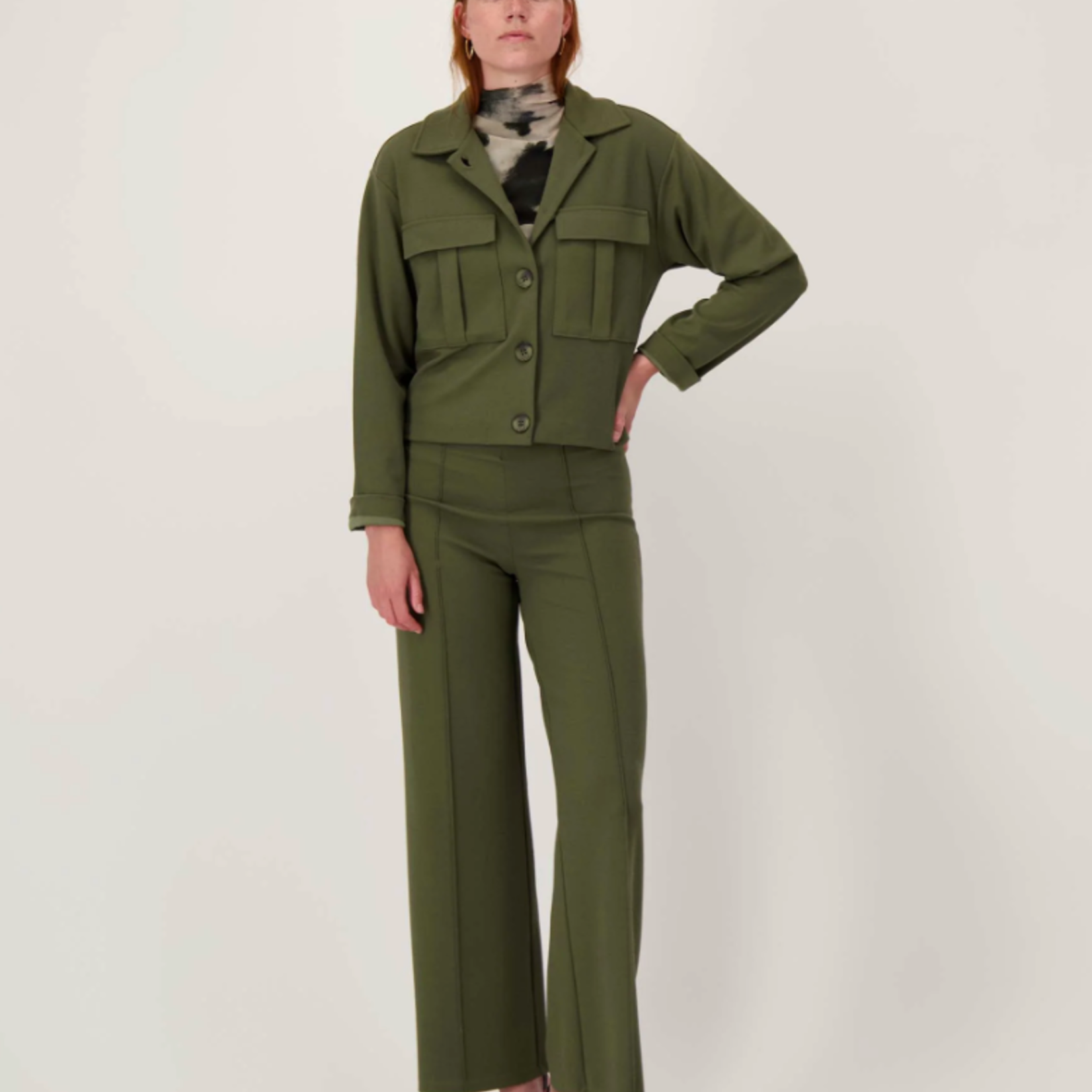 ZUSSS ZUSSS - Kort jasje met zakken mos groen MAAT XS