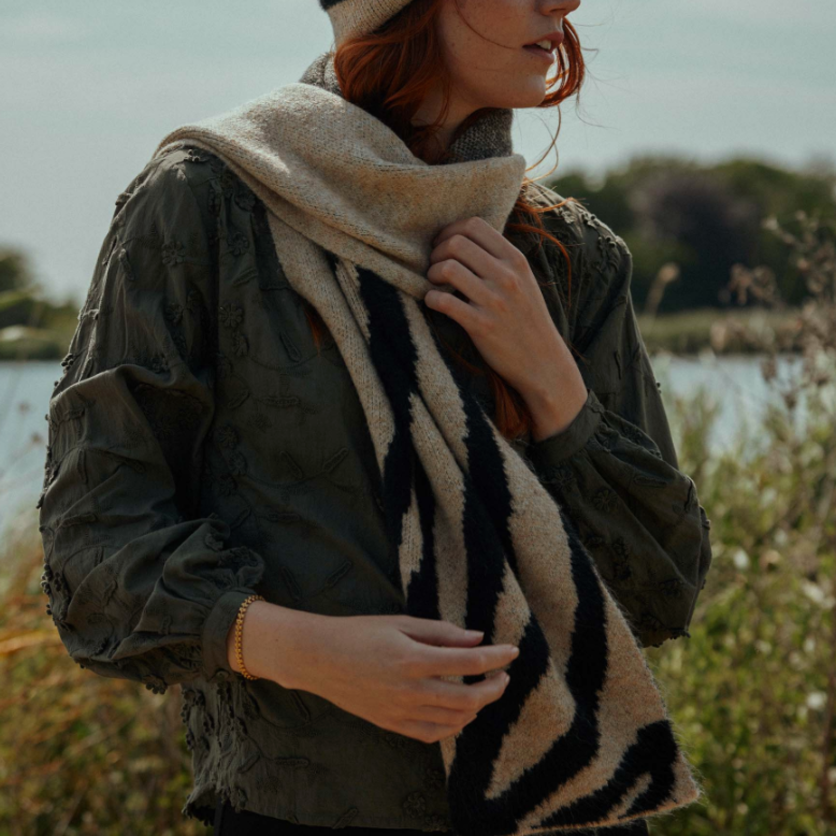 ZUSSS ZUSSS - Gebreide sjaal met zebra dessin zwart/kit