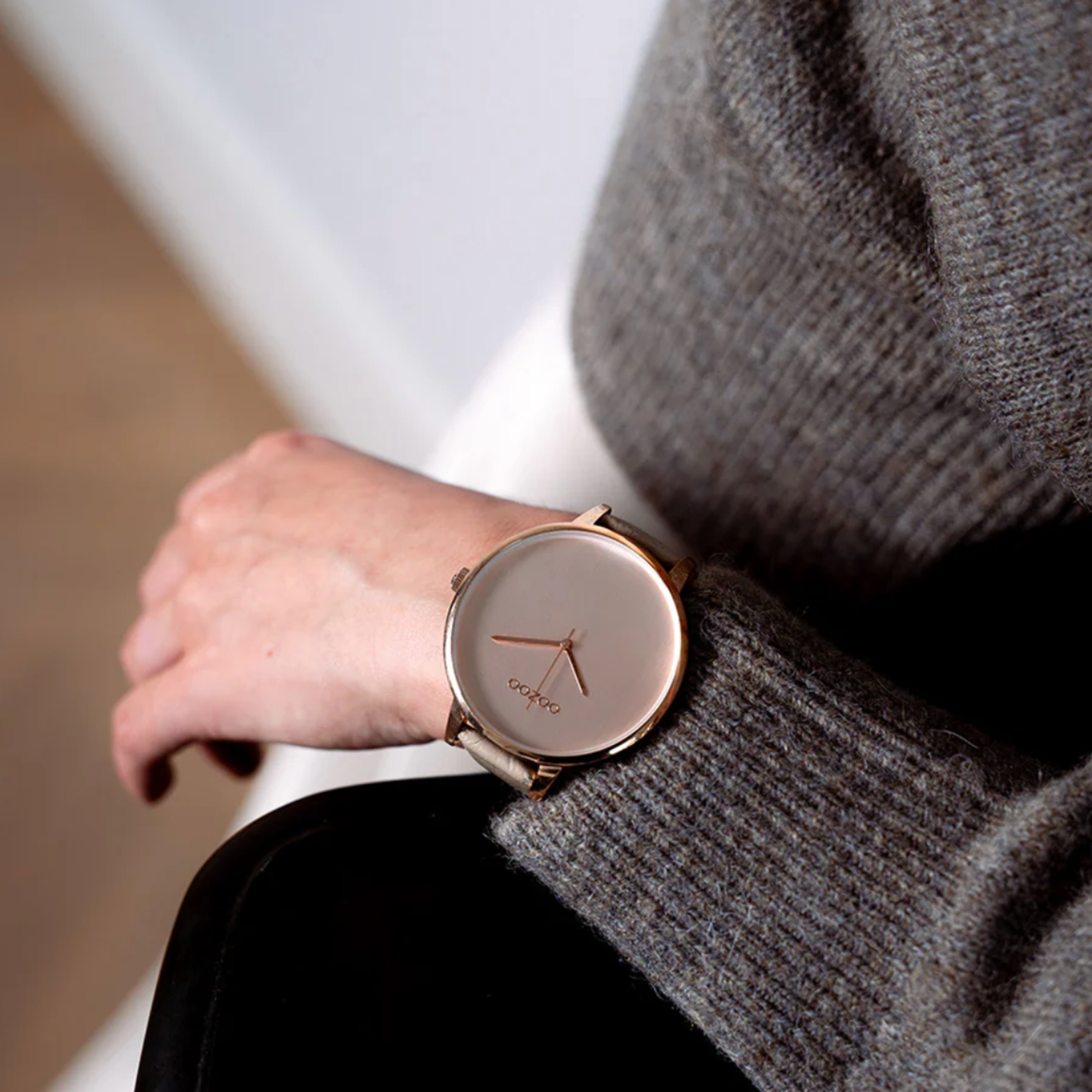 OOZOO OOZOO - Roségoudkleurig horloge met poederroze leren band 48mm