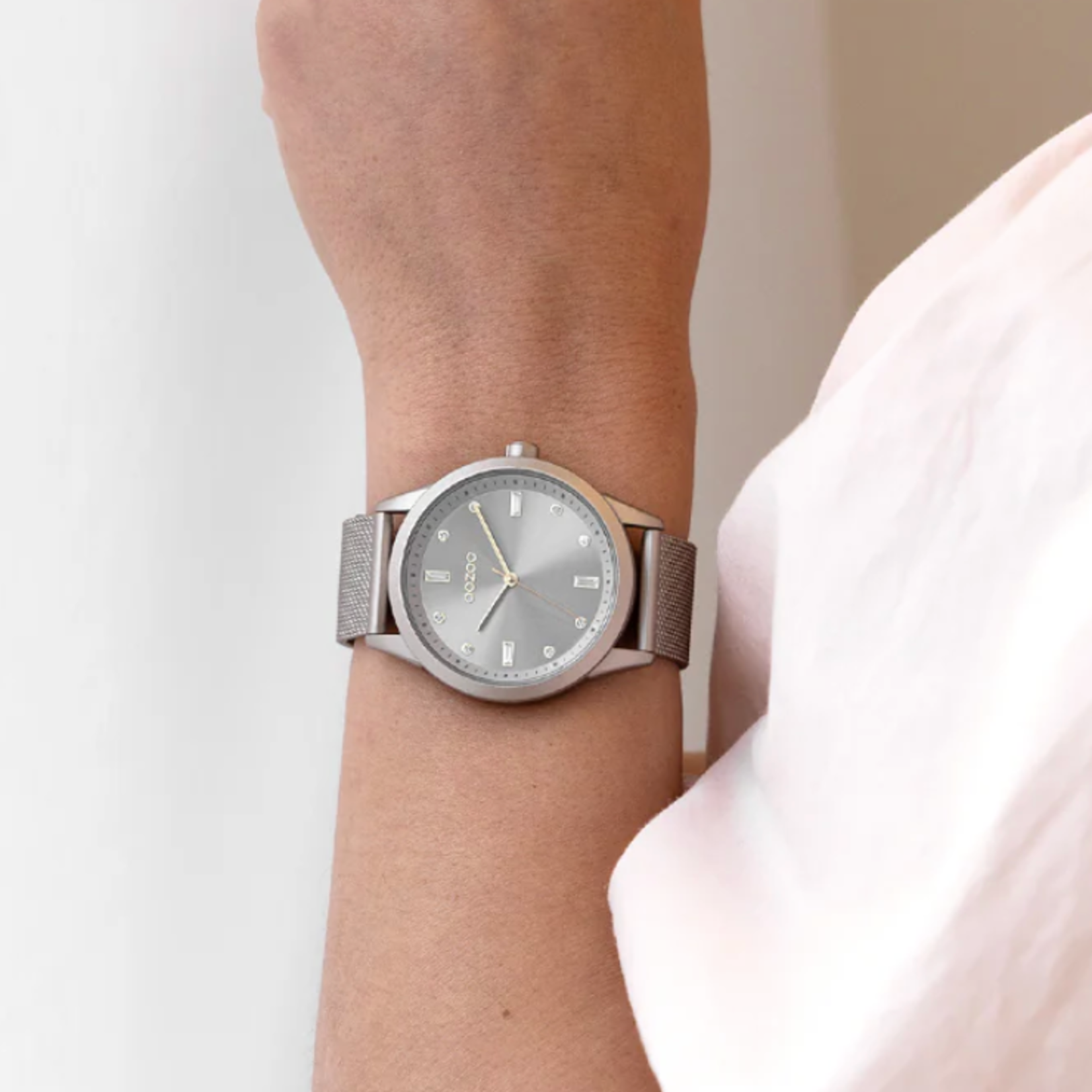 OOZOO OOZOO - Taupe  horloge met metalen mesh band  ø 40mm