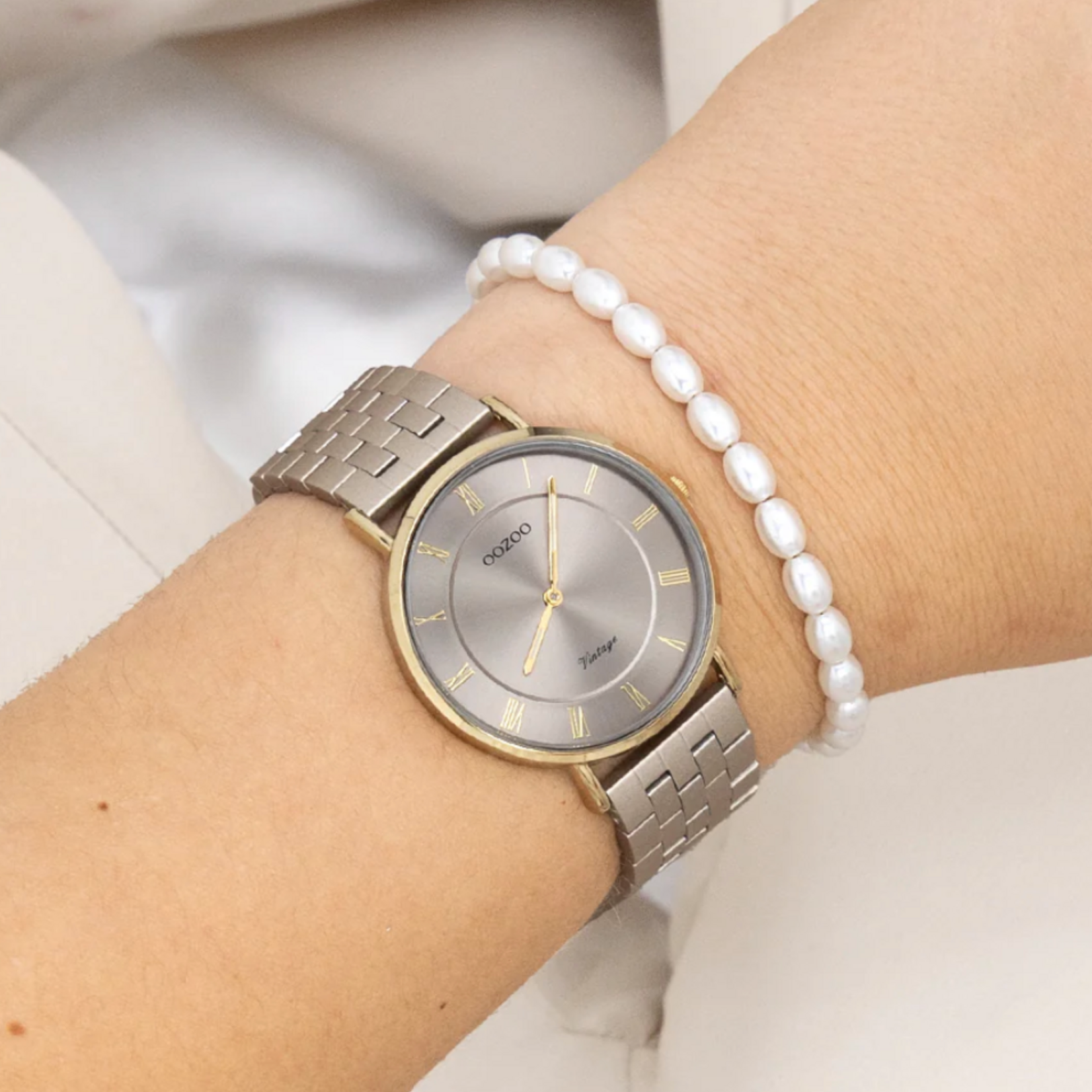 OOZOO OOZOO - Lichtgrijs horloge met roestvrijstalen band ø 36mm