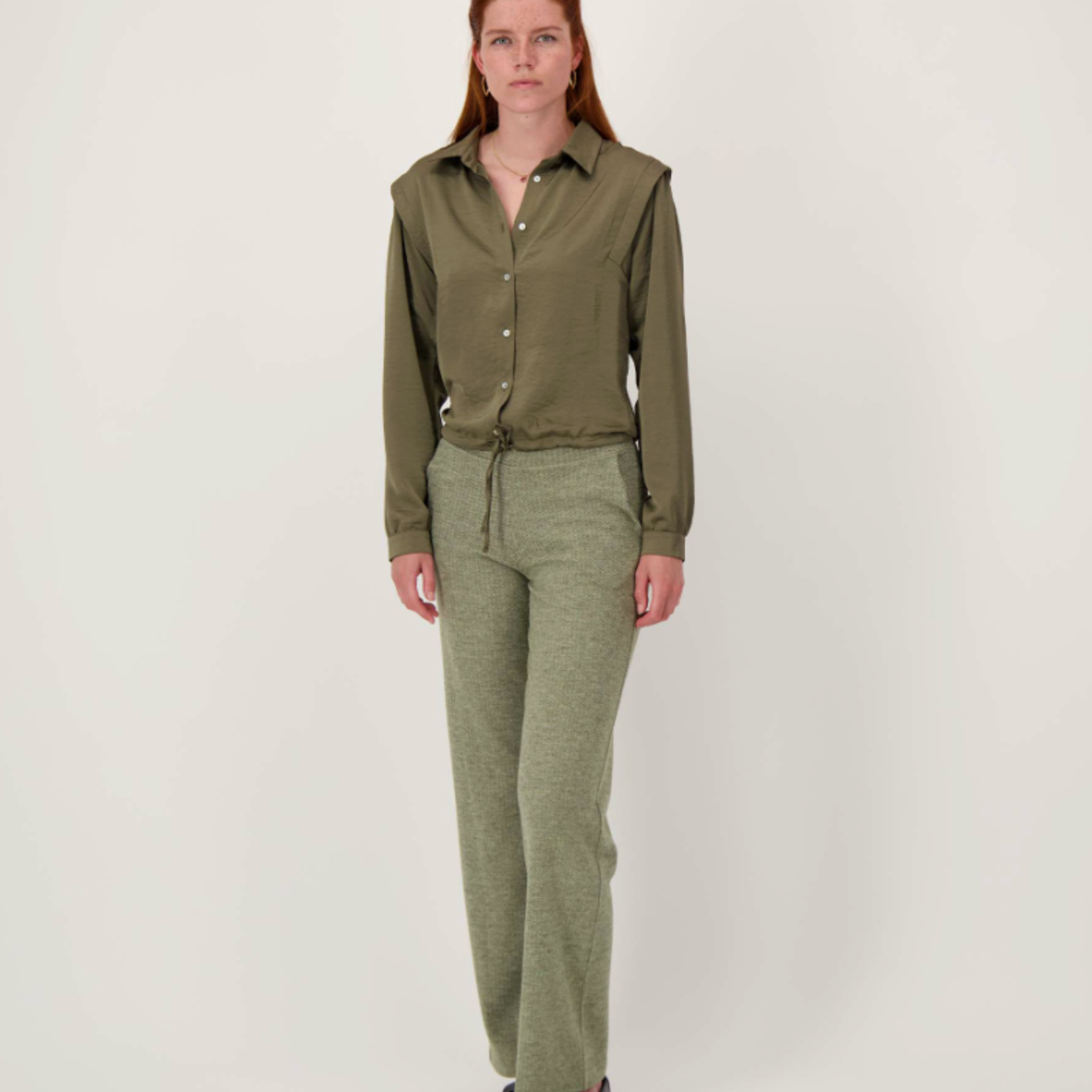 ZUSSS ZUSSS - Satijnen blouse met schouderdetail groen MAAT XXL