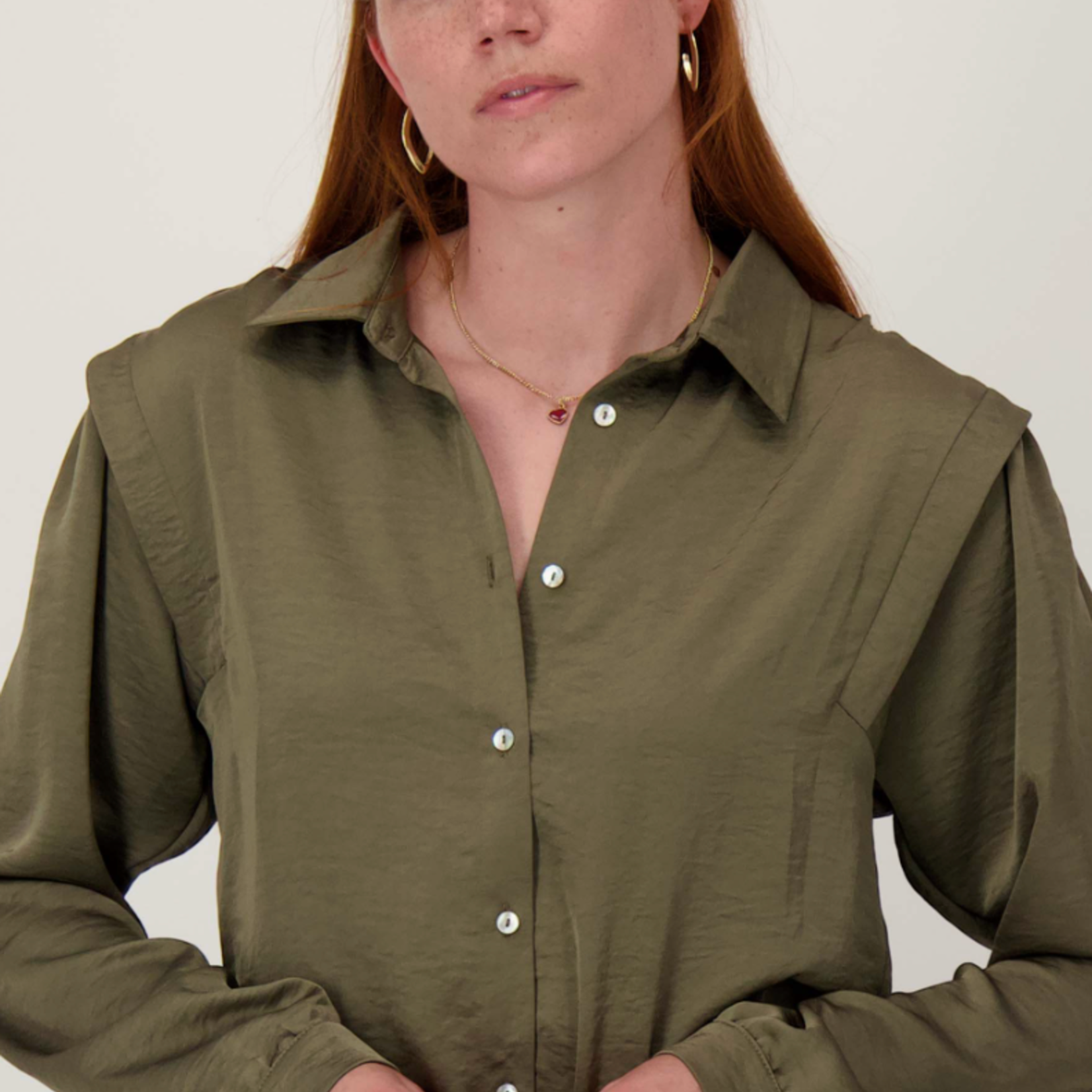 ZUSSS ZUSSS - Satijnen blouse met schouderdetail groen MAAT XXL