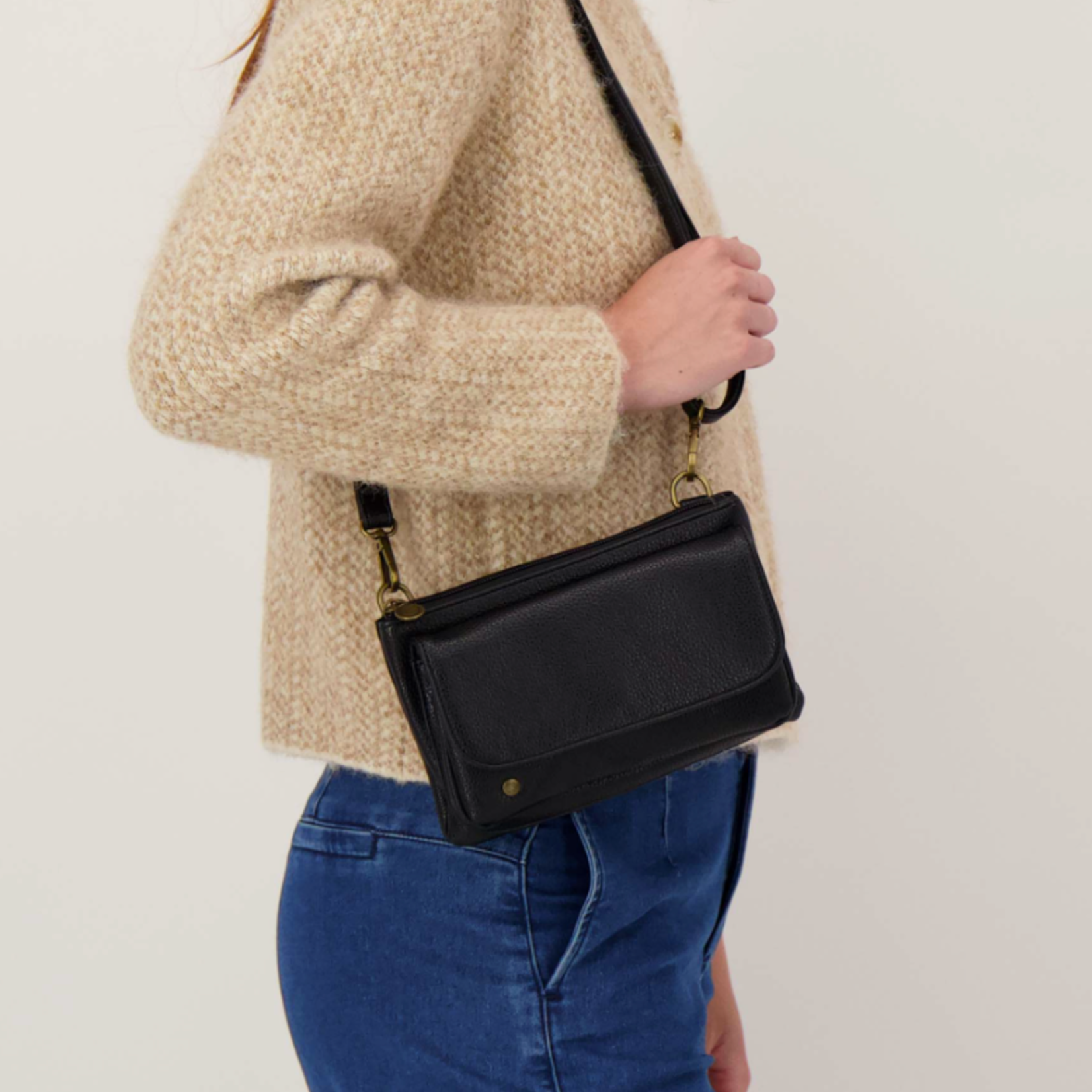 ZUSSS ZUSSS - Schoudertasje met flap en kwastje zwart