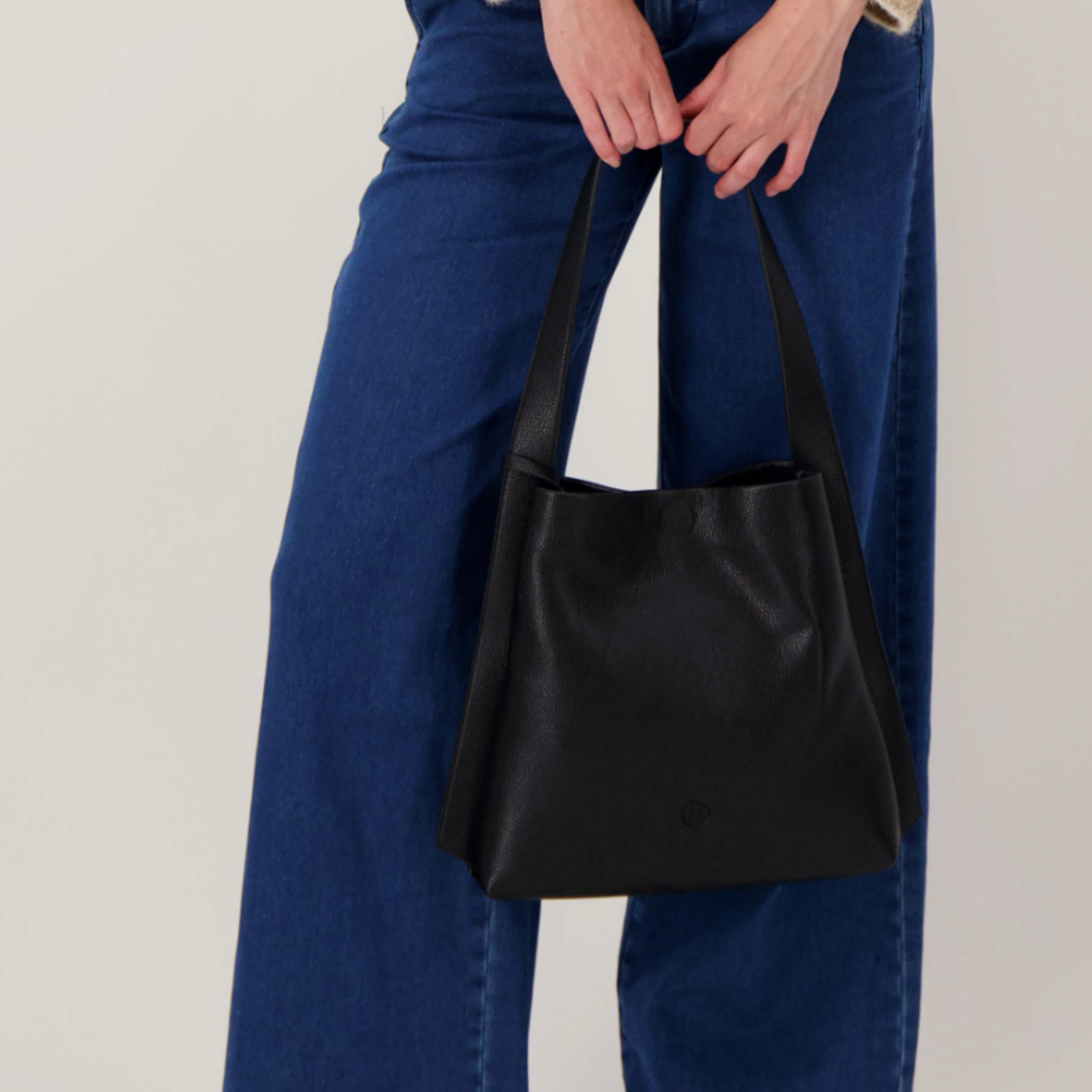 ZUSSS ZUSSS - Schoudertas met mooi strap detail + make up tasje zwart