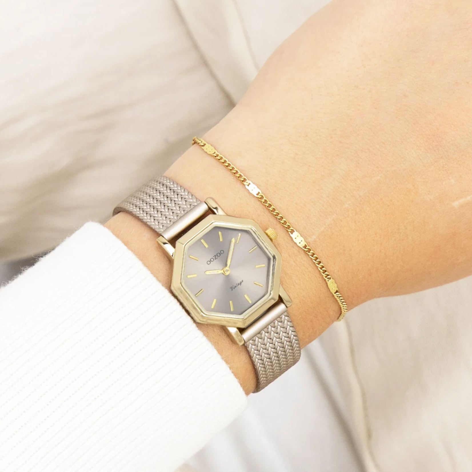 OOZOO OOZOO - Goudkleurig  horloge met taupe metalen V-mesh band - C20439