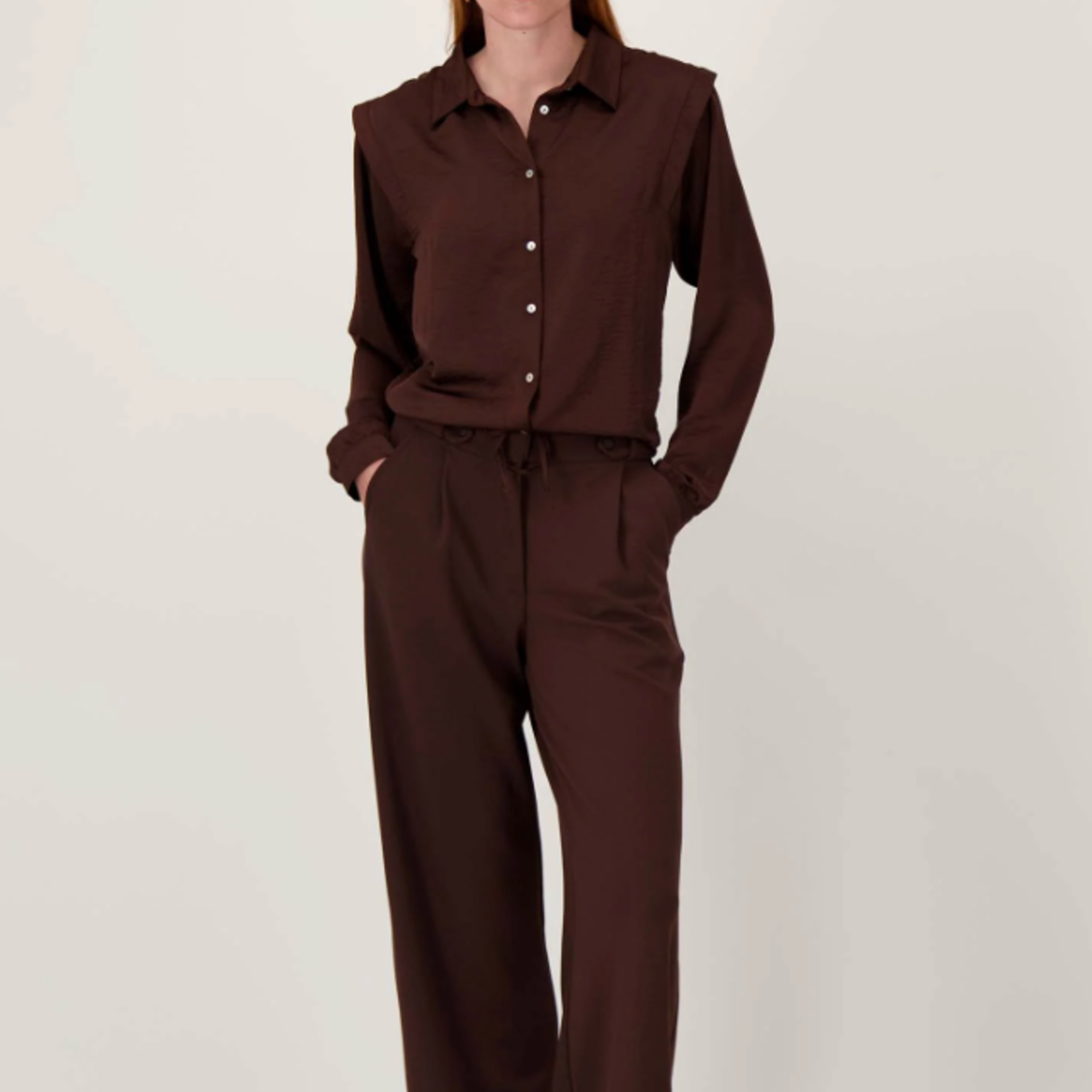 ZUSSS ZUSSS - Satijnen blouse met schouderdetail chocoladebruin