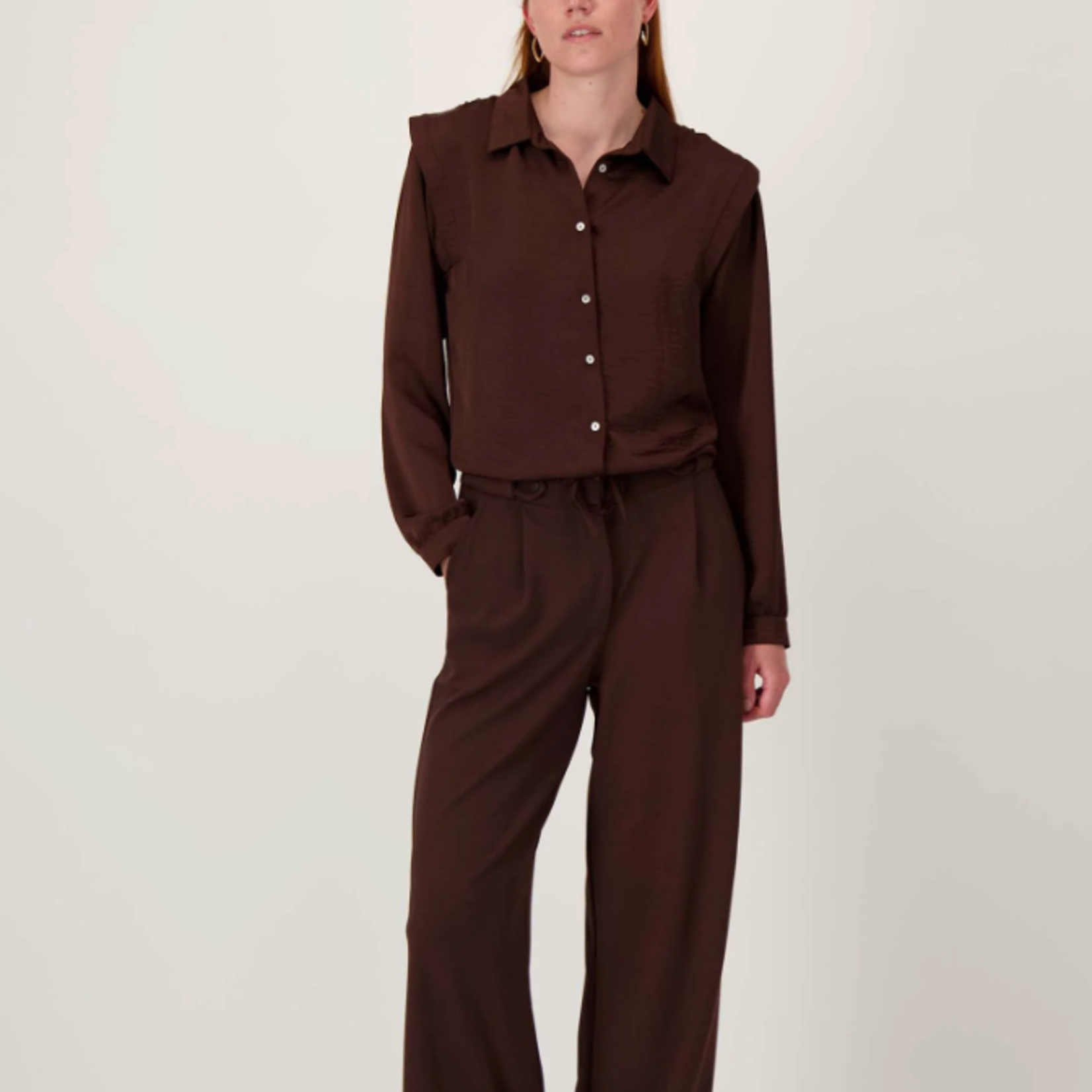 ZUSSS ZUSSS - Satijnen blouse met schouderdetail chocoladebruin