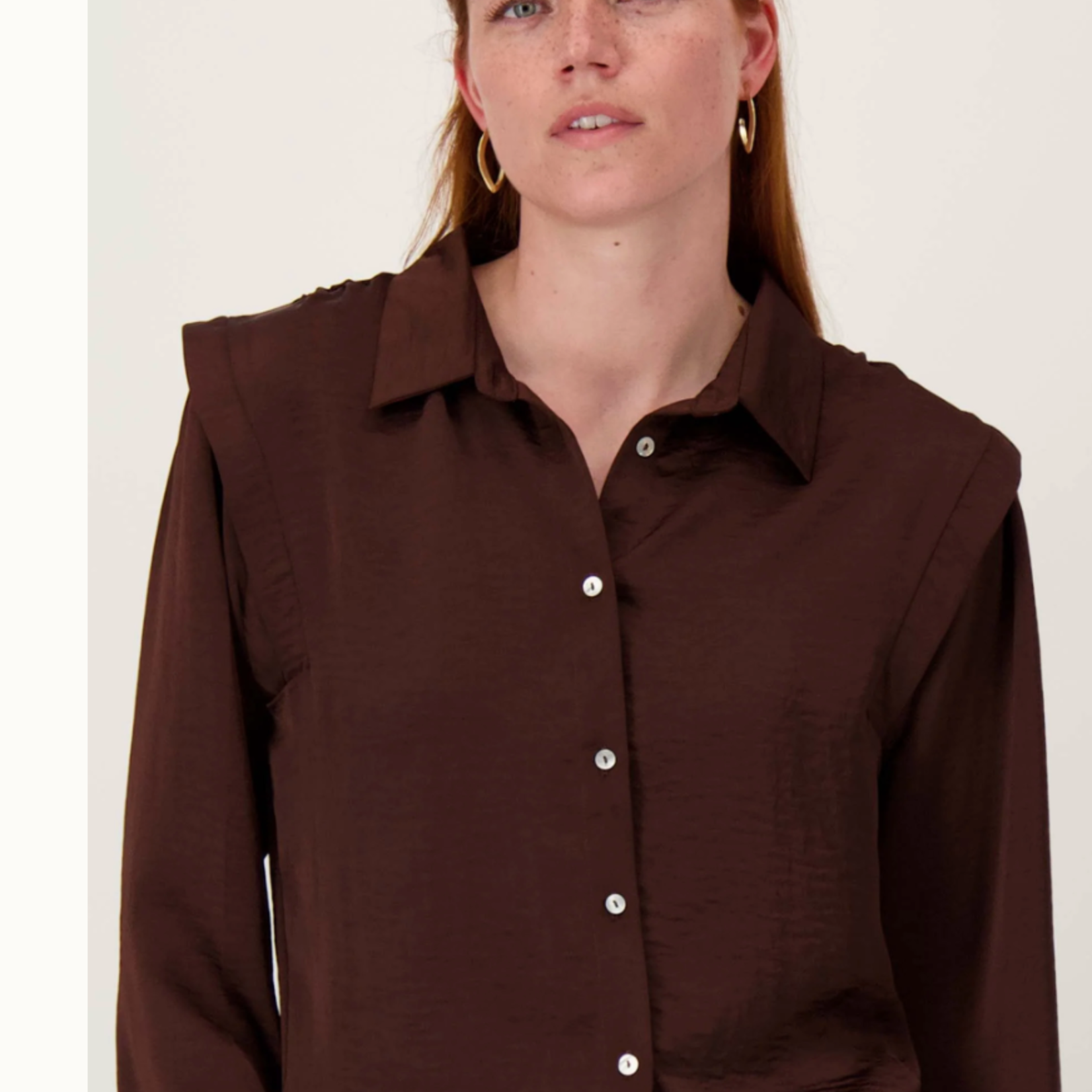 ZUSSS ZUSSS - Satijnen blouse met schouderdetail chocoladebruin