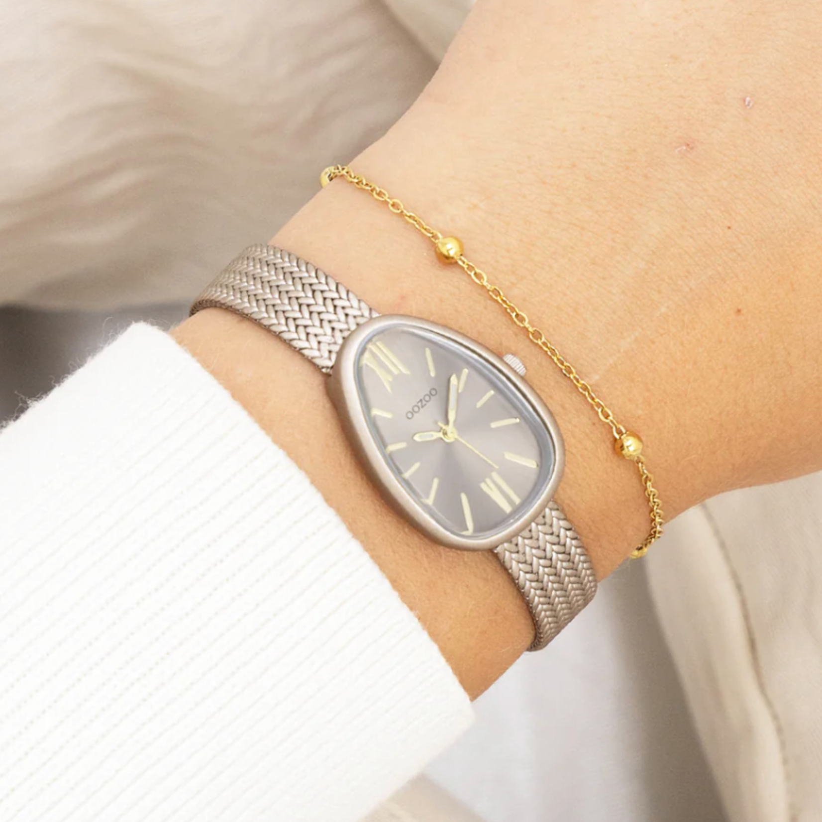 OOZOO OOZOO - Taupe horloge met metalen V-mesh band - C11644