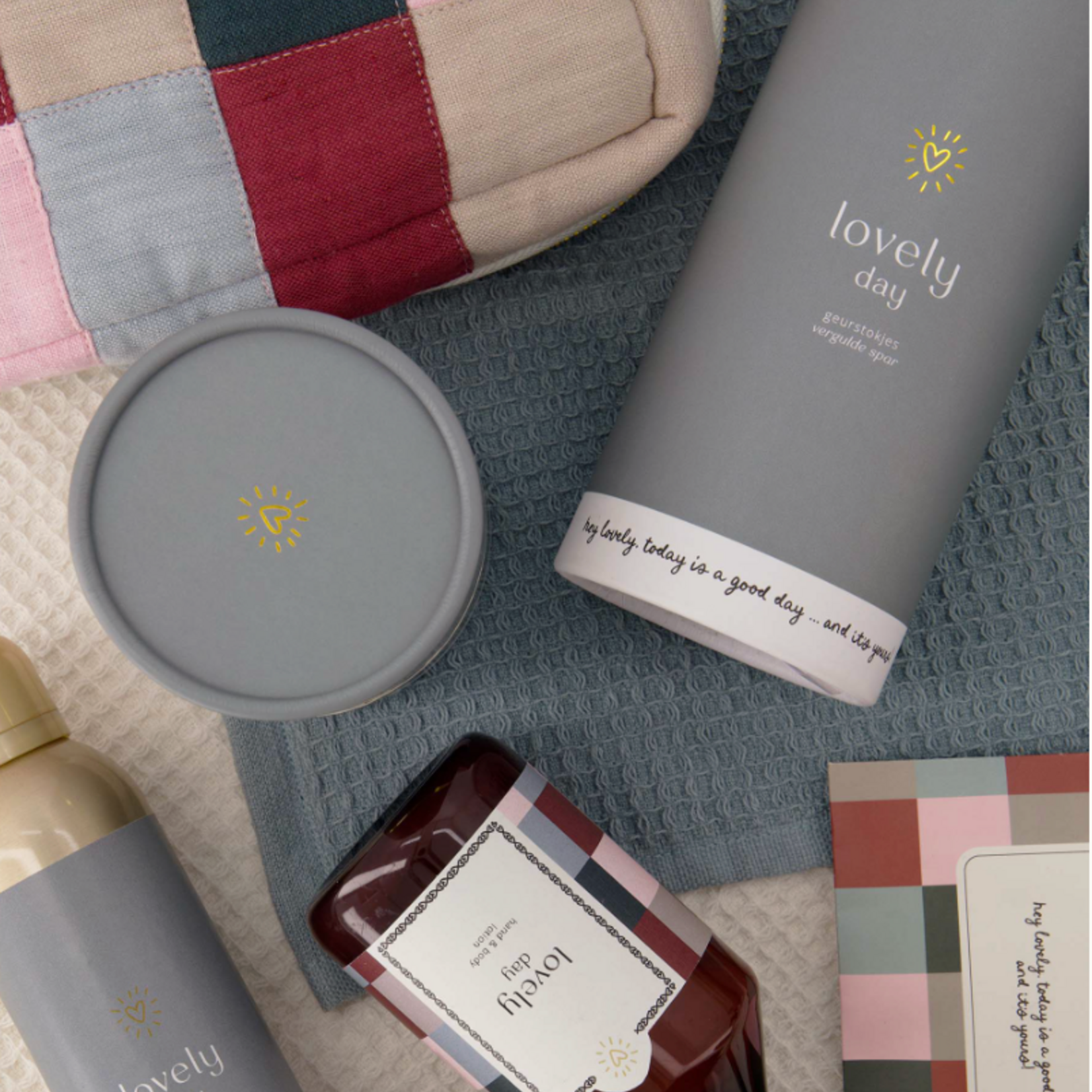 ZUSSS ZUSSS - Geurkaars glas in koker lovely day grijsblauw