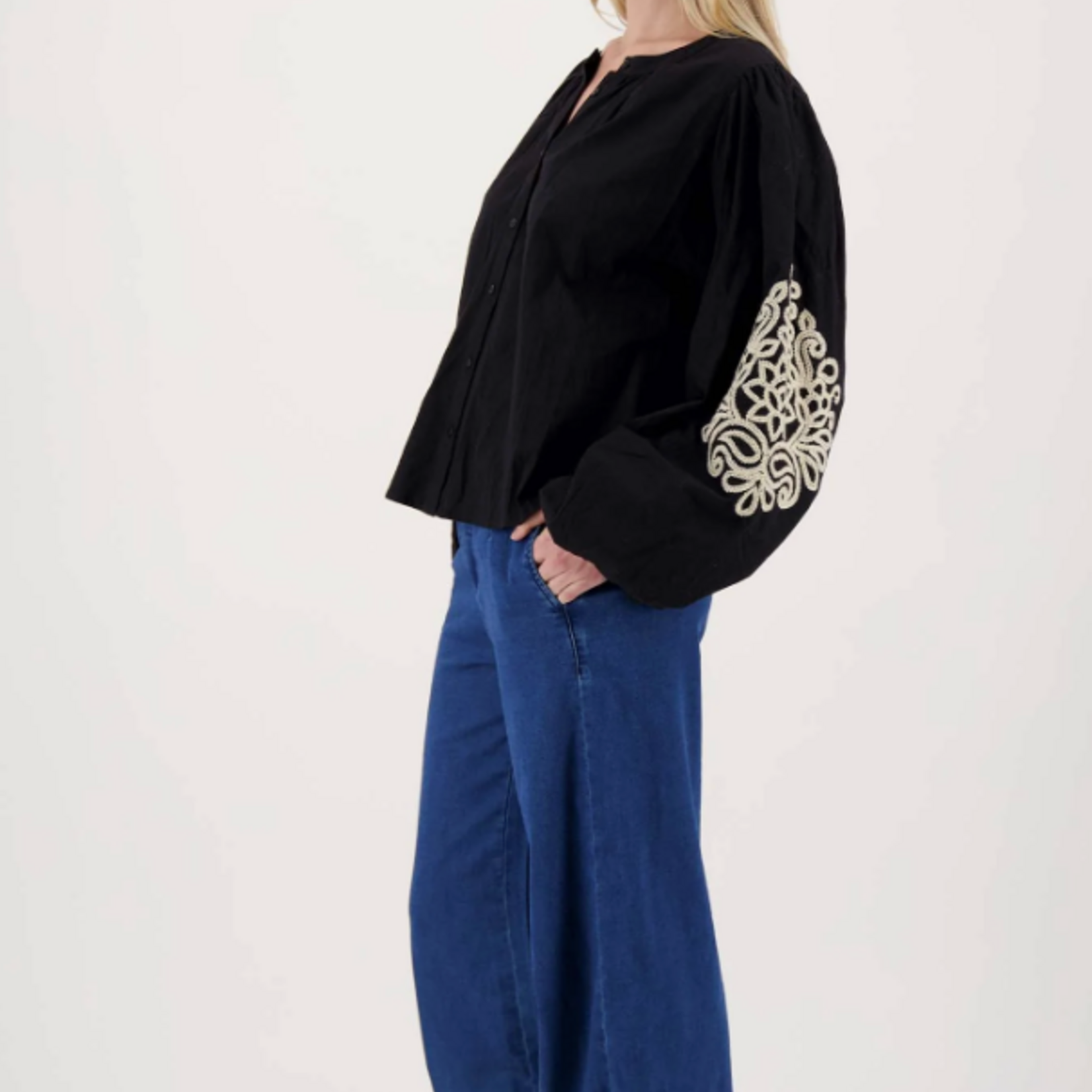 ZUSSS ZUSSS - Blouse met borduur mouwen zwart