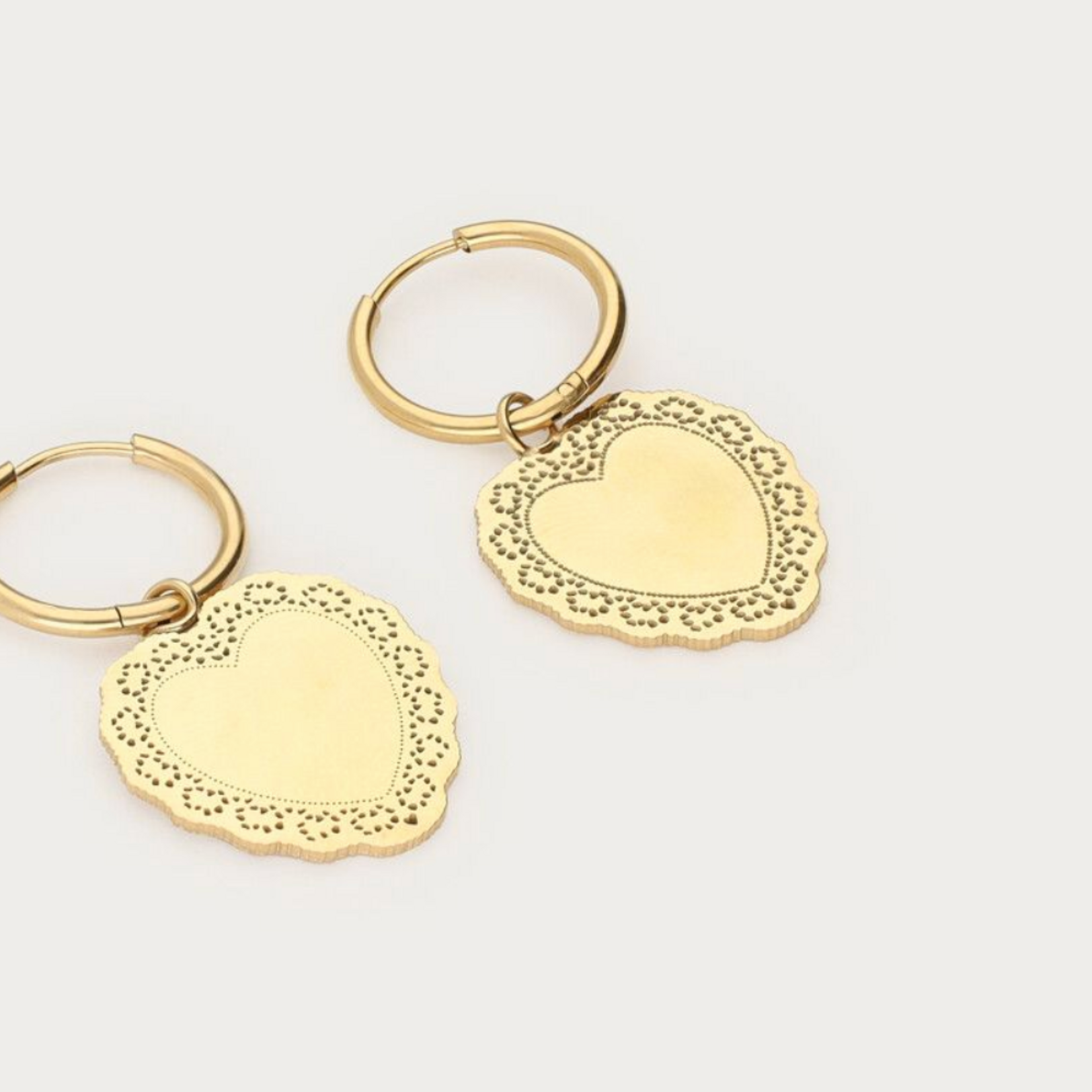 MY JEWELLERY MY JEWELLERY - Love oorringen met groot hartvormige bedel goud