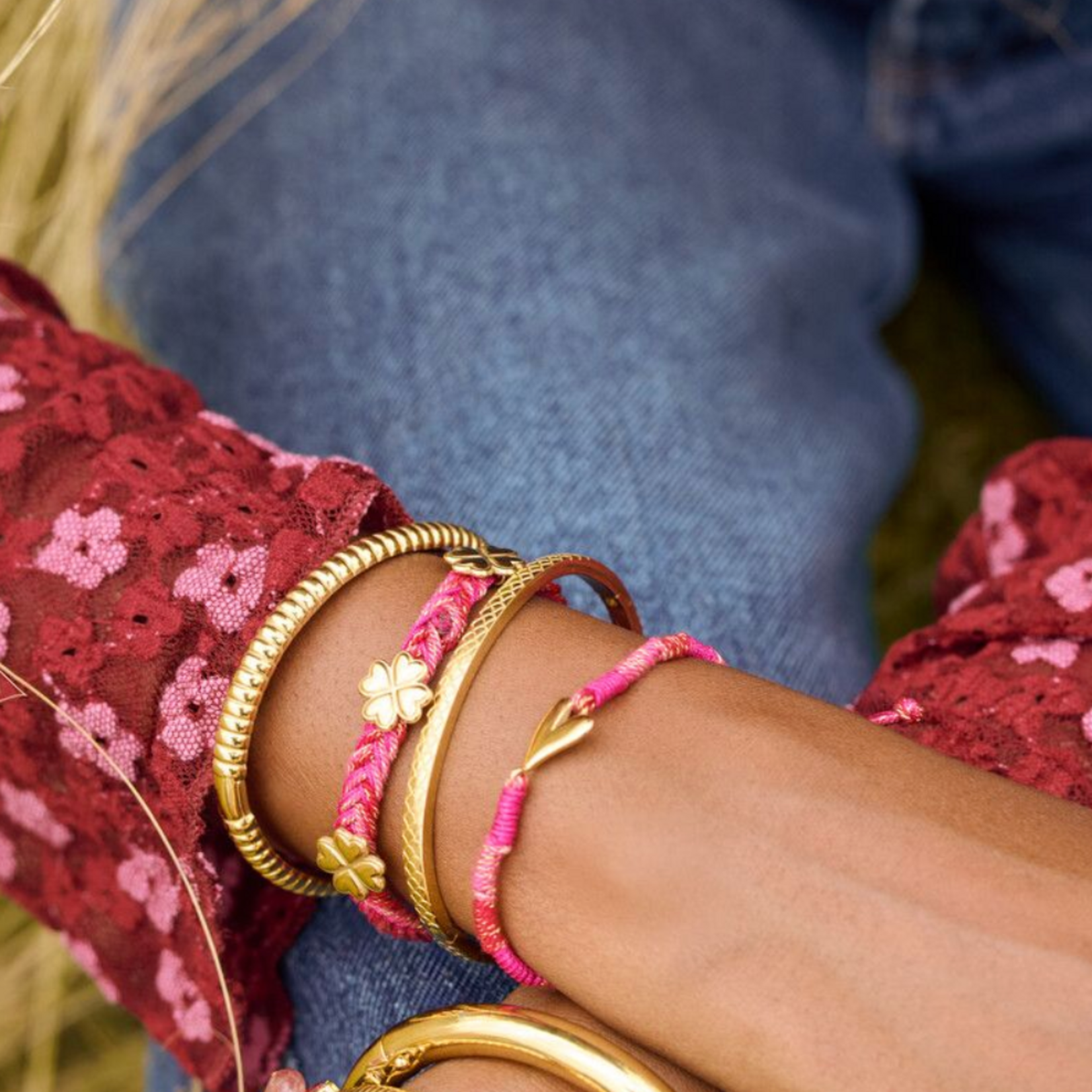 MY JEWELLERY MY JEWELLERY - Roze gevlochten armband met klaver goud
