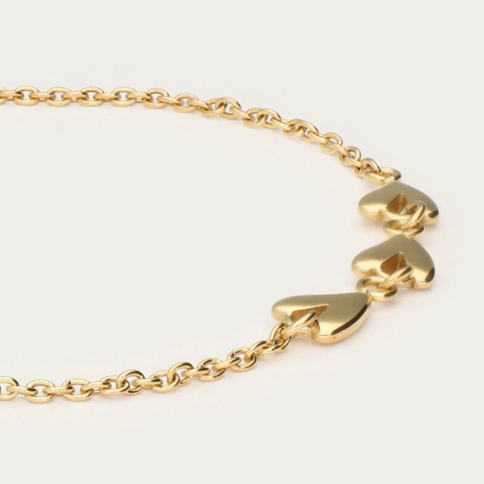 MY JEWELLERY MY JEWELLERY - Minimalistische armband met drie hartjes goud