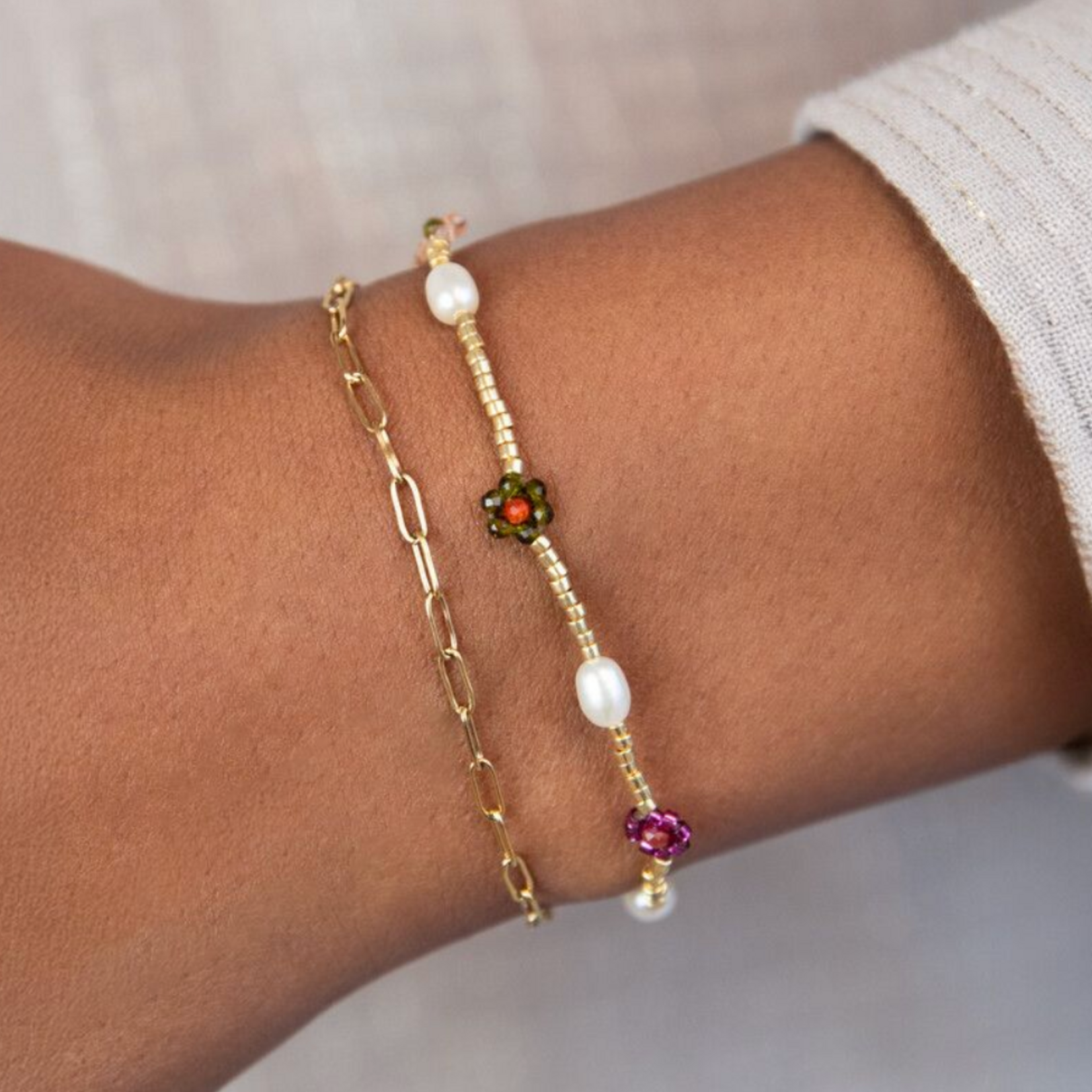 MY JEWELLERY MY JEWELLERY - Sunrocks elastieken armband met multikleur bloemen & zoetwaterparels goud