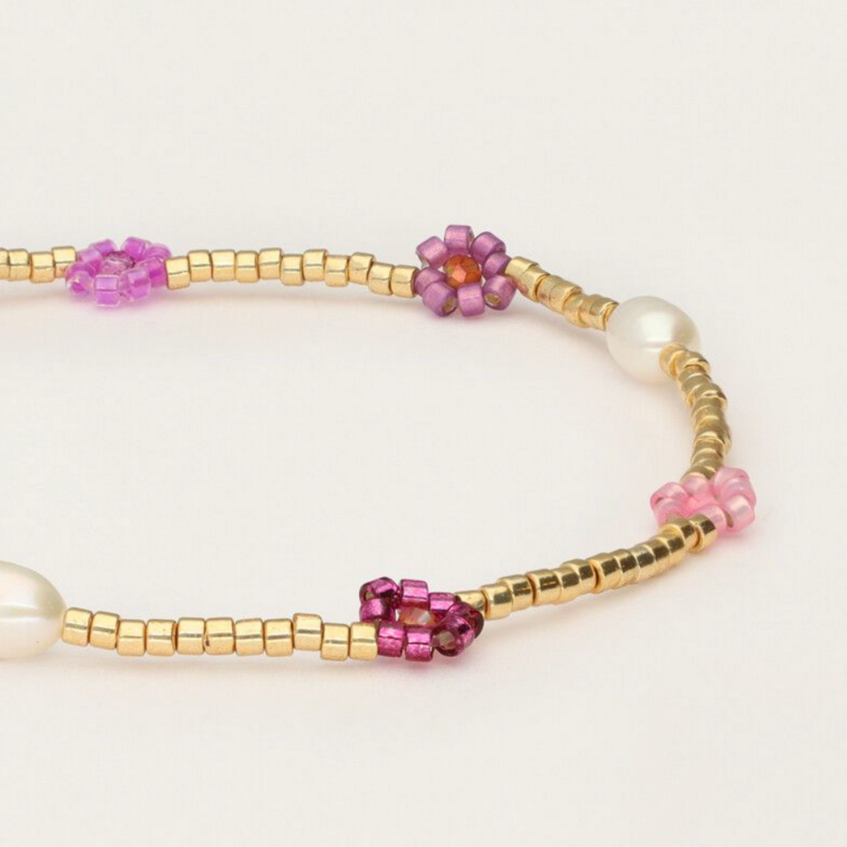 MY JEWELLERY MY JEWELLERY - Sunrocks elastieken armband met roze bloemen & zoetwaterparels goud