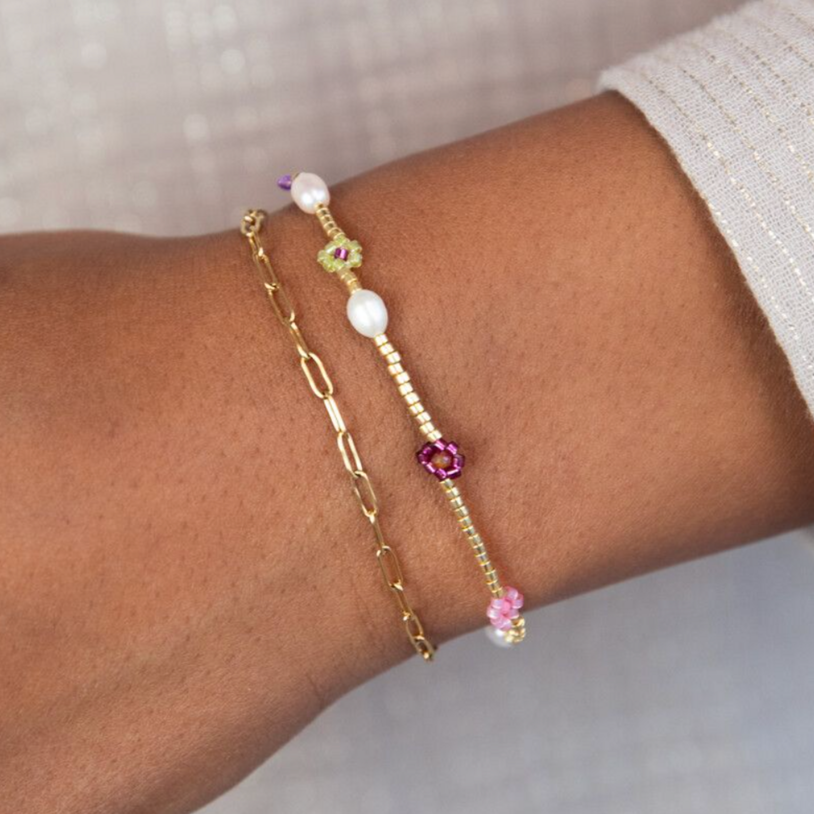 MY JEWELLERY MY JEWELLERY - Sunrocks elastieken armband met roze bloemen & zoetwaterparels goud