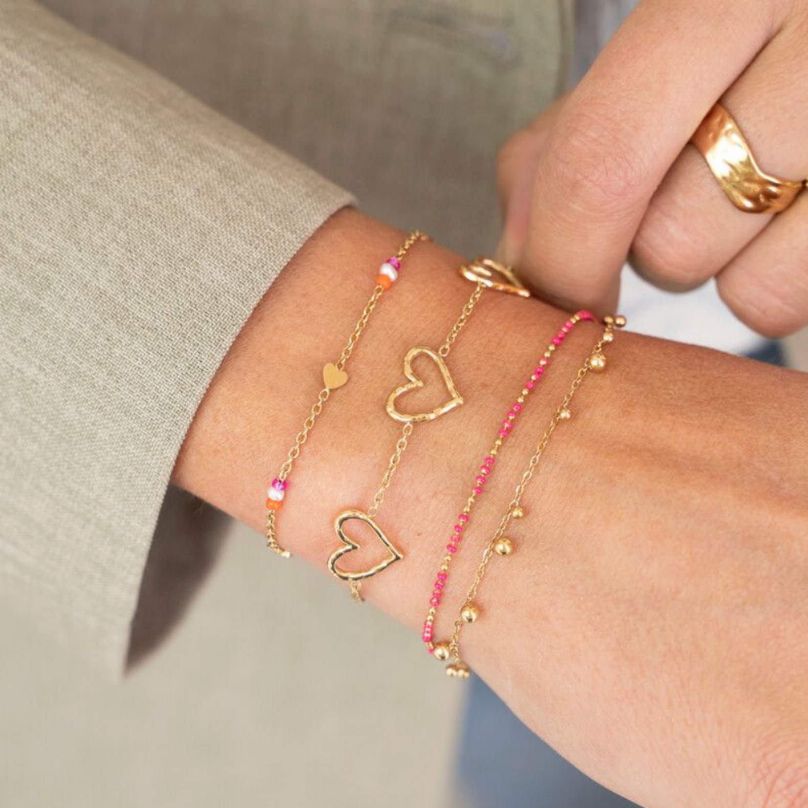 MY JEWELLERY MY JEWELLERY - Minimalistische armband met hartjes en kralen goud