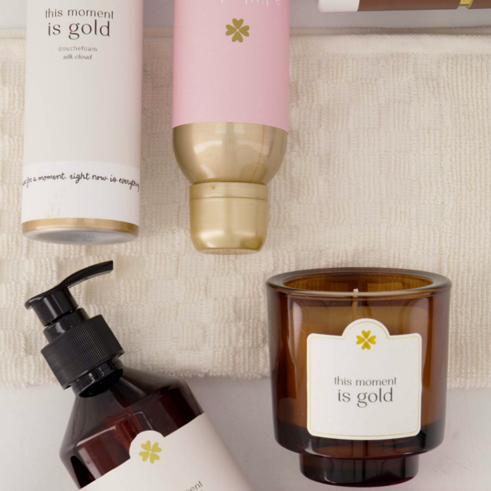 ZUSSS ZUSSS - Geurkaars in koker this moment is gold brown/white