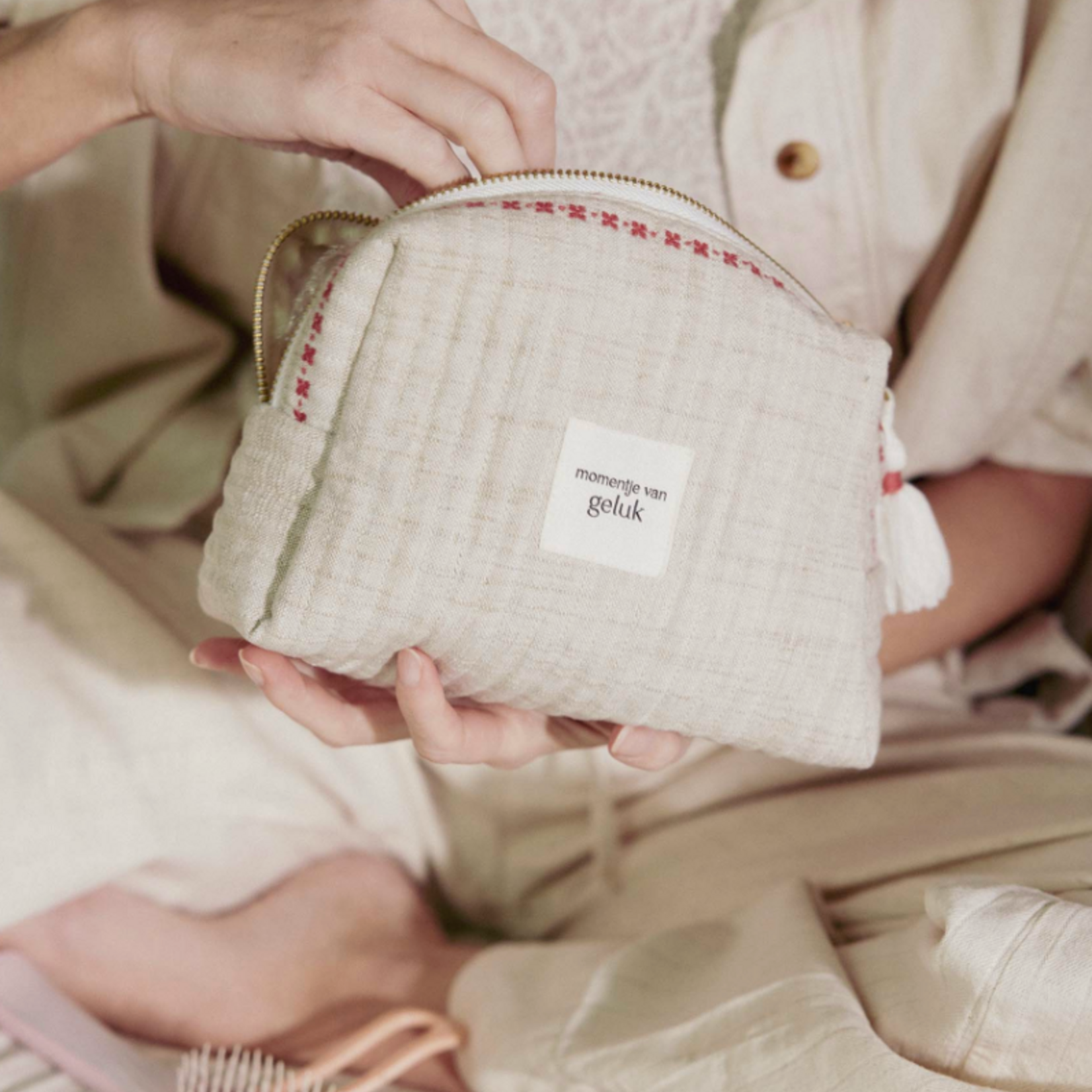 ZUSSS ZUSSS - Toilettas momentje van geluk off white/rood