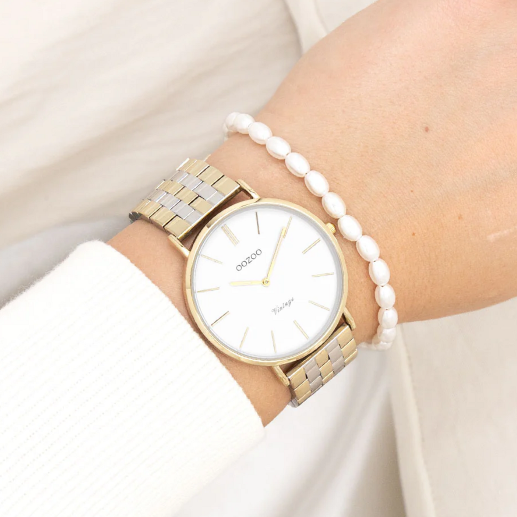 OOZOO OOZOO - Horloge Goudkleurig met zilverkleurig/gouden roestvrijstalen armband - C20402