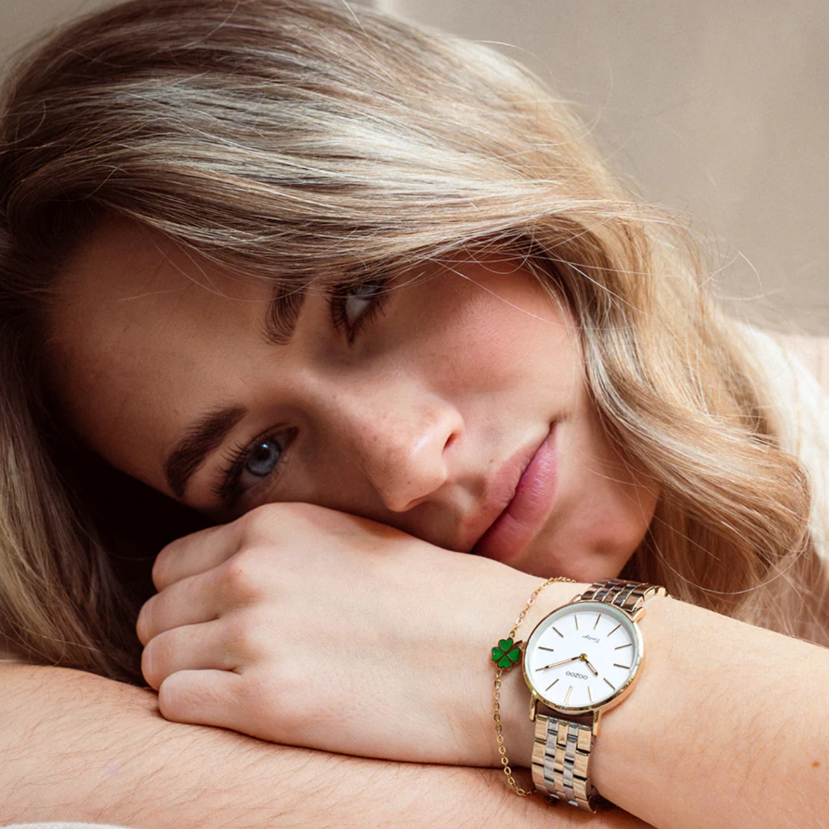 OOZOO OOZOO - Horloge goudkleurig met zilverkleurig/gouden roestvrijstalen armband - C20407
