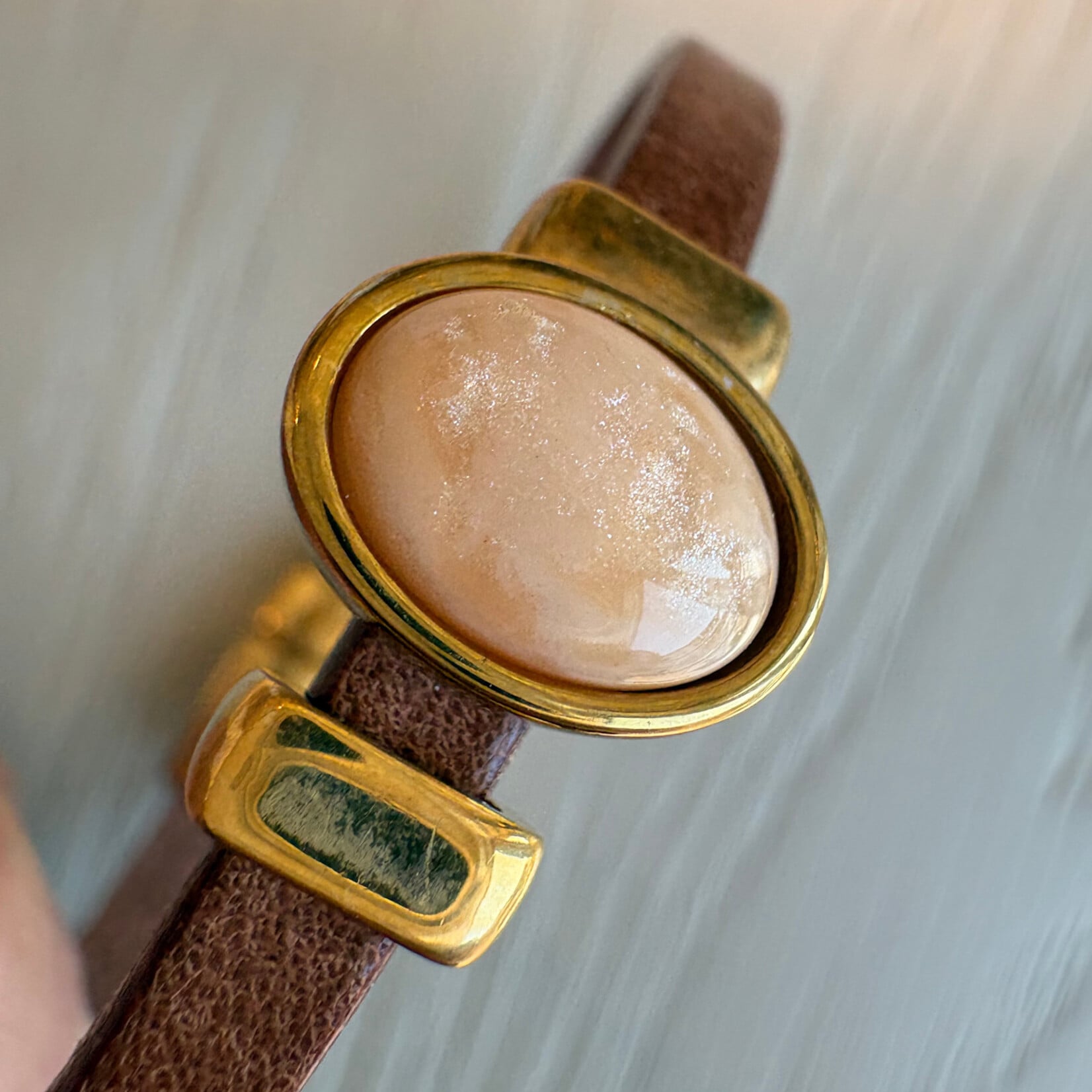 QOSS QOSS - Armband FEMMIE bruin goud nude ovaal