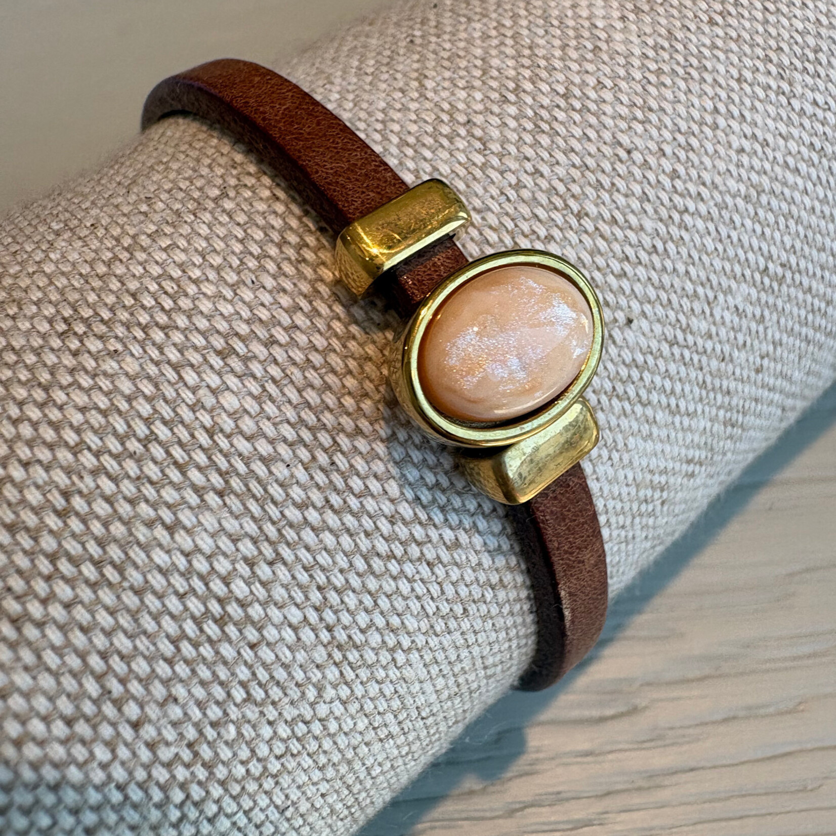 QOSS QOSS - Armband FEMMIE bruin goud nude ovaal