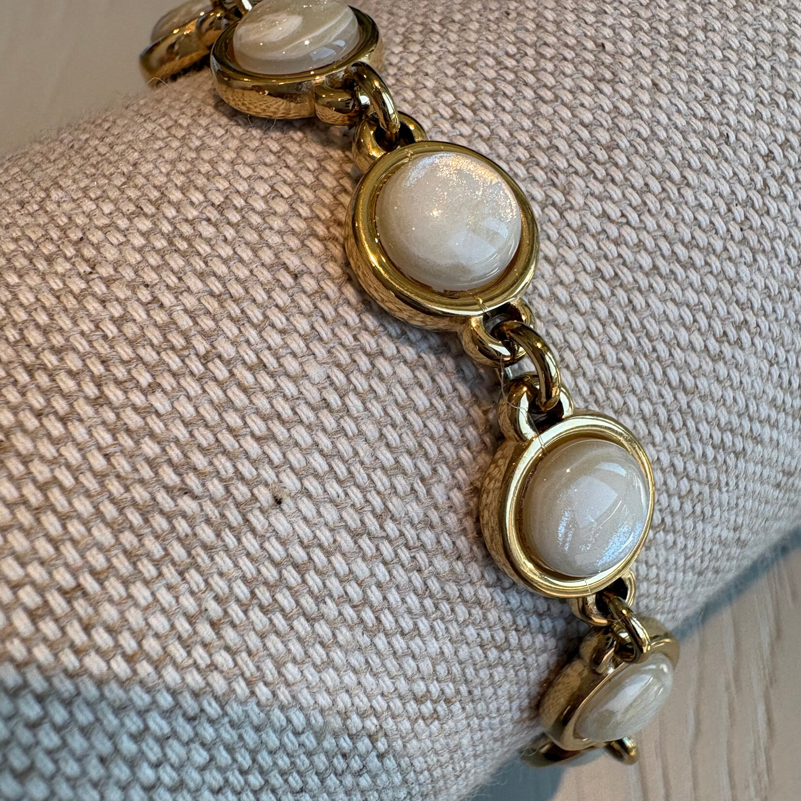 QOSS QOSS - Armband  Loïs goud bol crème uni