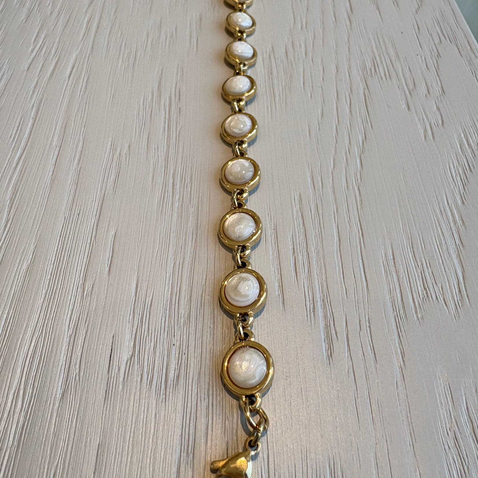 QOSS QOSS - Armband  Loïs goud bol crème uni