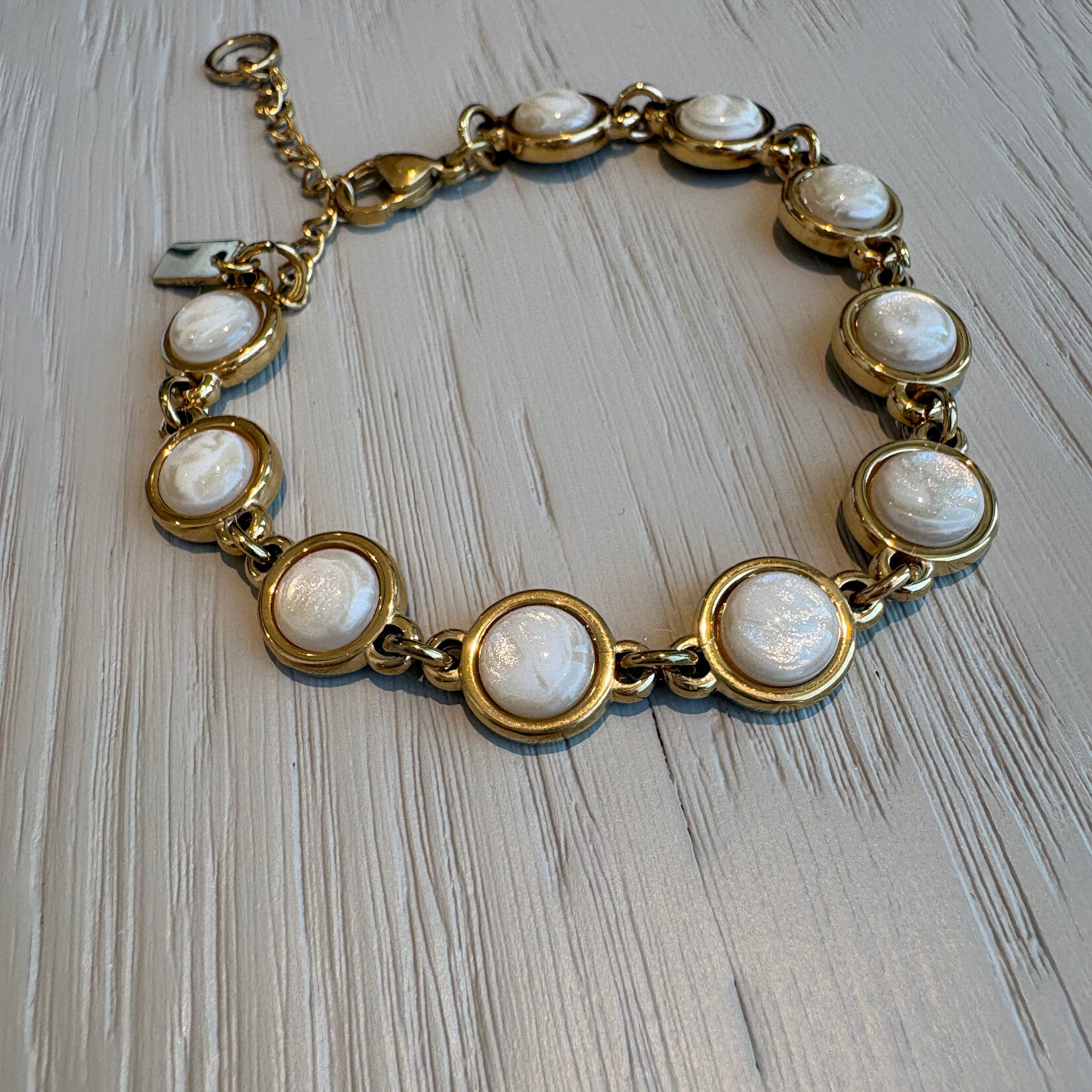 QOSS QOSS - Armband  Loïs goud bol crème uni