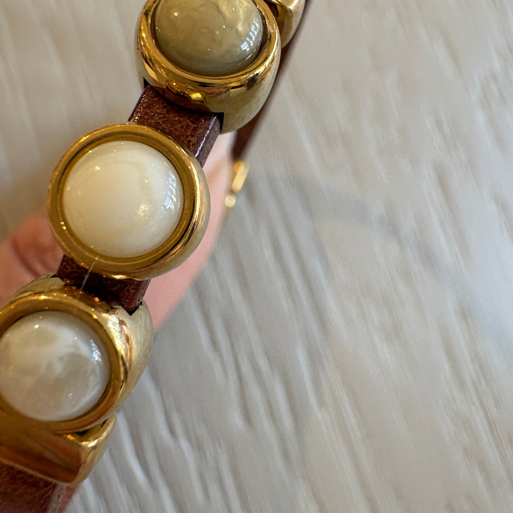 QOSS QOSS - Armband Merel bruin goud honing serie-M