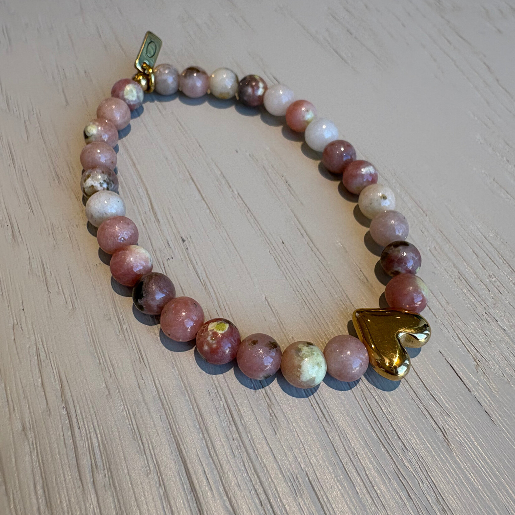 QOSS QOSS - Armband  Yvonne goud red plum jasper + hartje L/XL