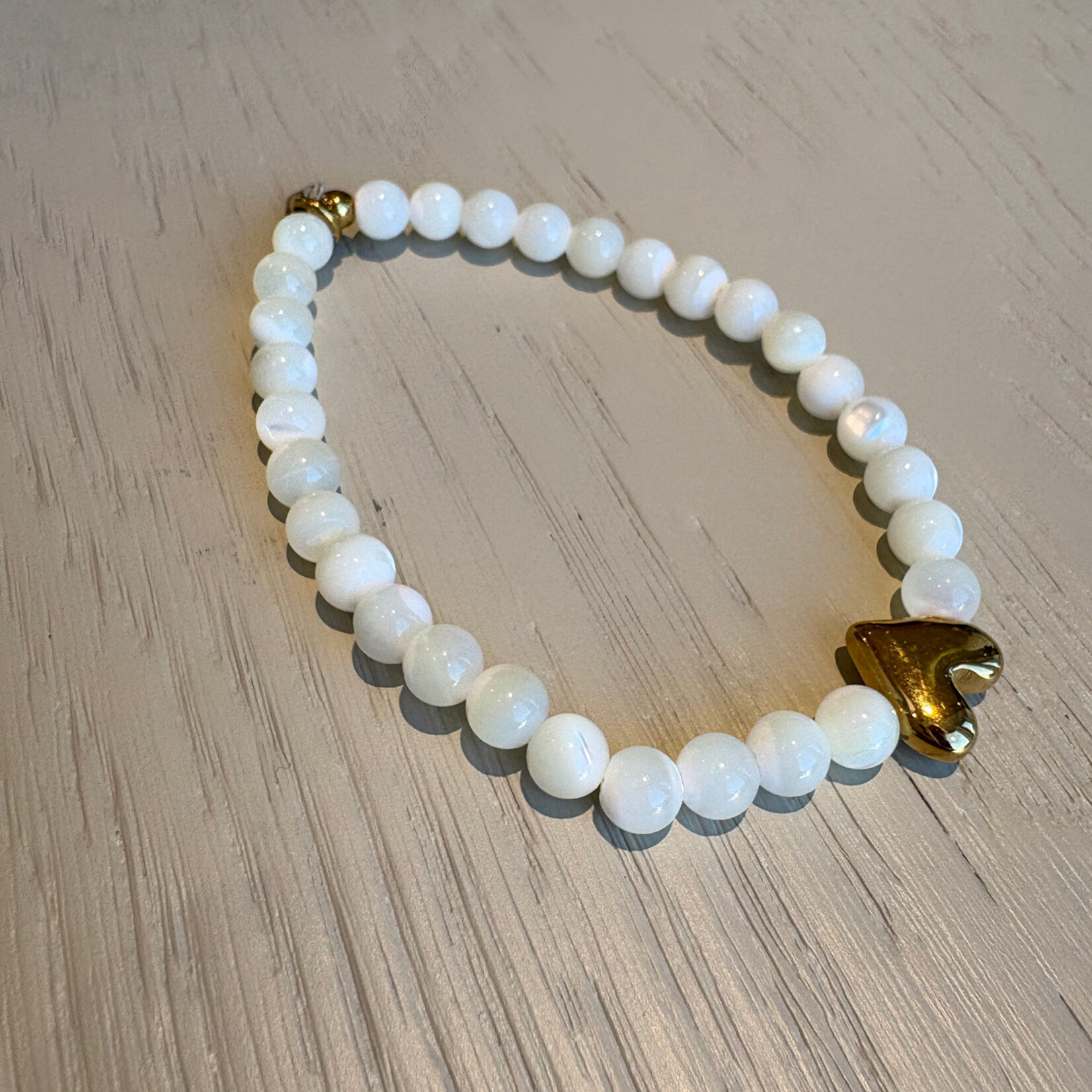 QOSS QOSS - Armband  Yvonne goud mother of pearl + hartje S/M