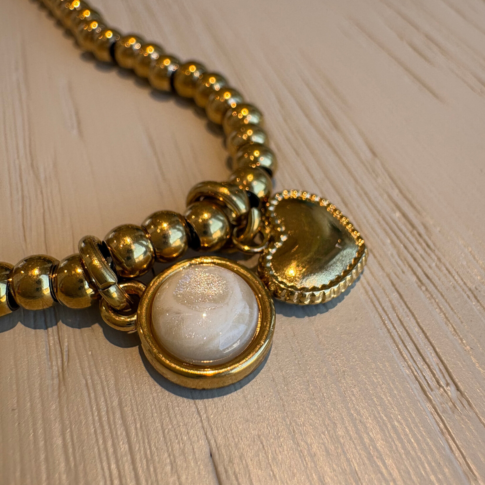 QOSS QOSS - Armband Zoey goud bol-hartje crème