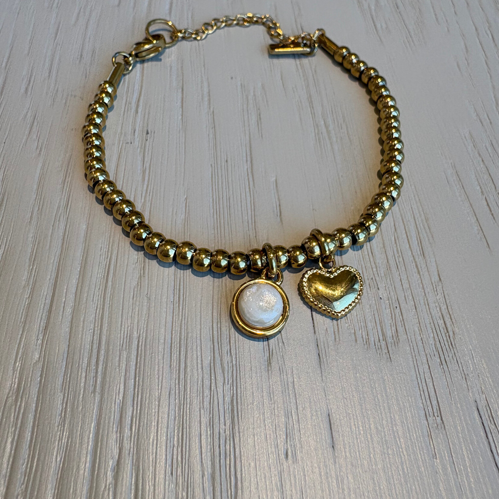 QOSS QOSS - Armband Zoey goud bol-hartje crème