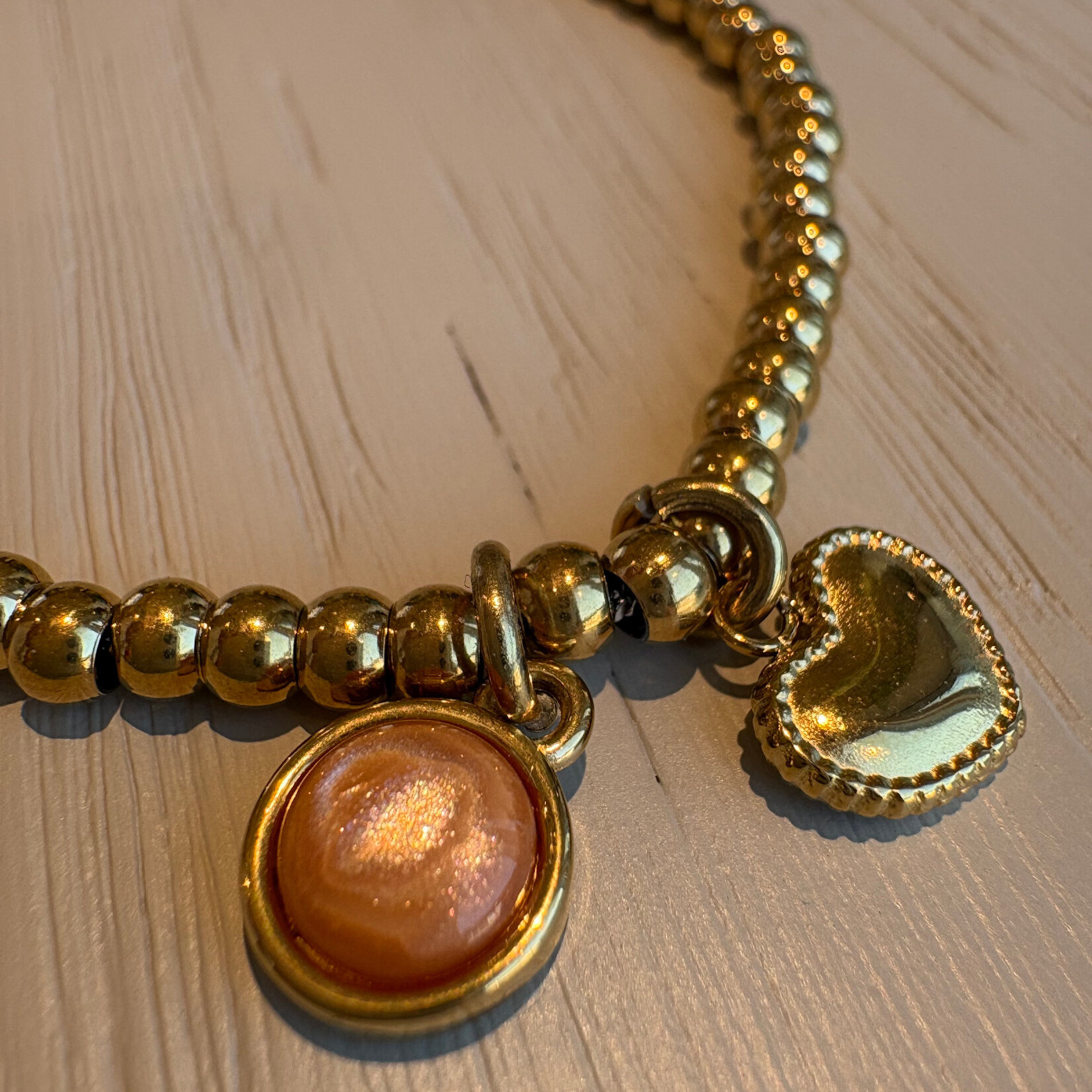 QOSS QOSS - Armband Zoey goud bol-hartje petunia