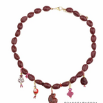 -- KETTING - Kralen met 5 bedels paars/roze