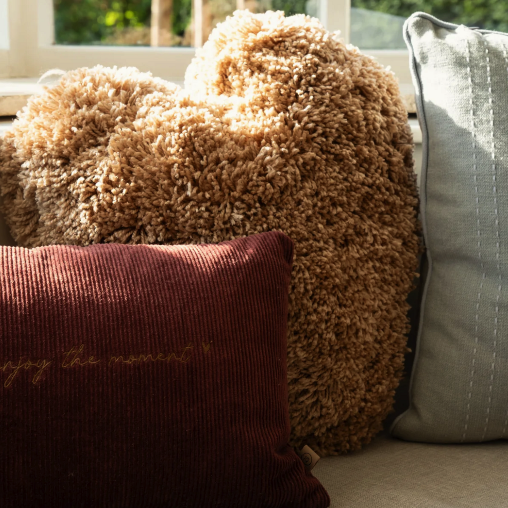 ZUSSS ZUSSS - Kussen fluffy hartvorm beige
