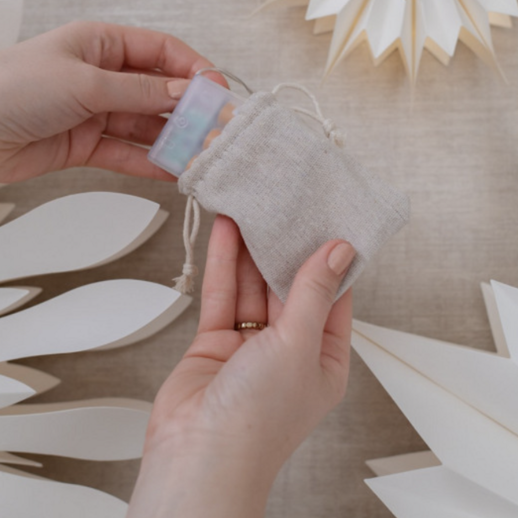 -- HS - Kerstster Paper Star Rud S LED gebroken wit