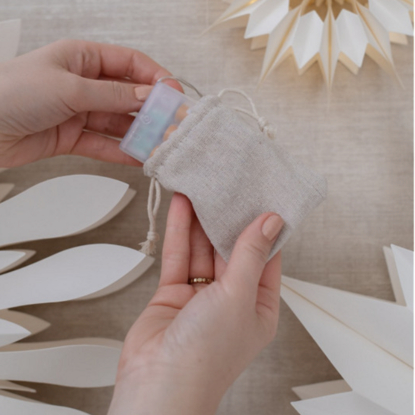-- HS - Kerstster Paper Star Rod S LED gebroken wit