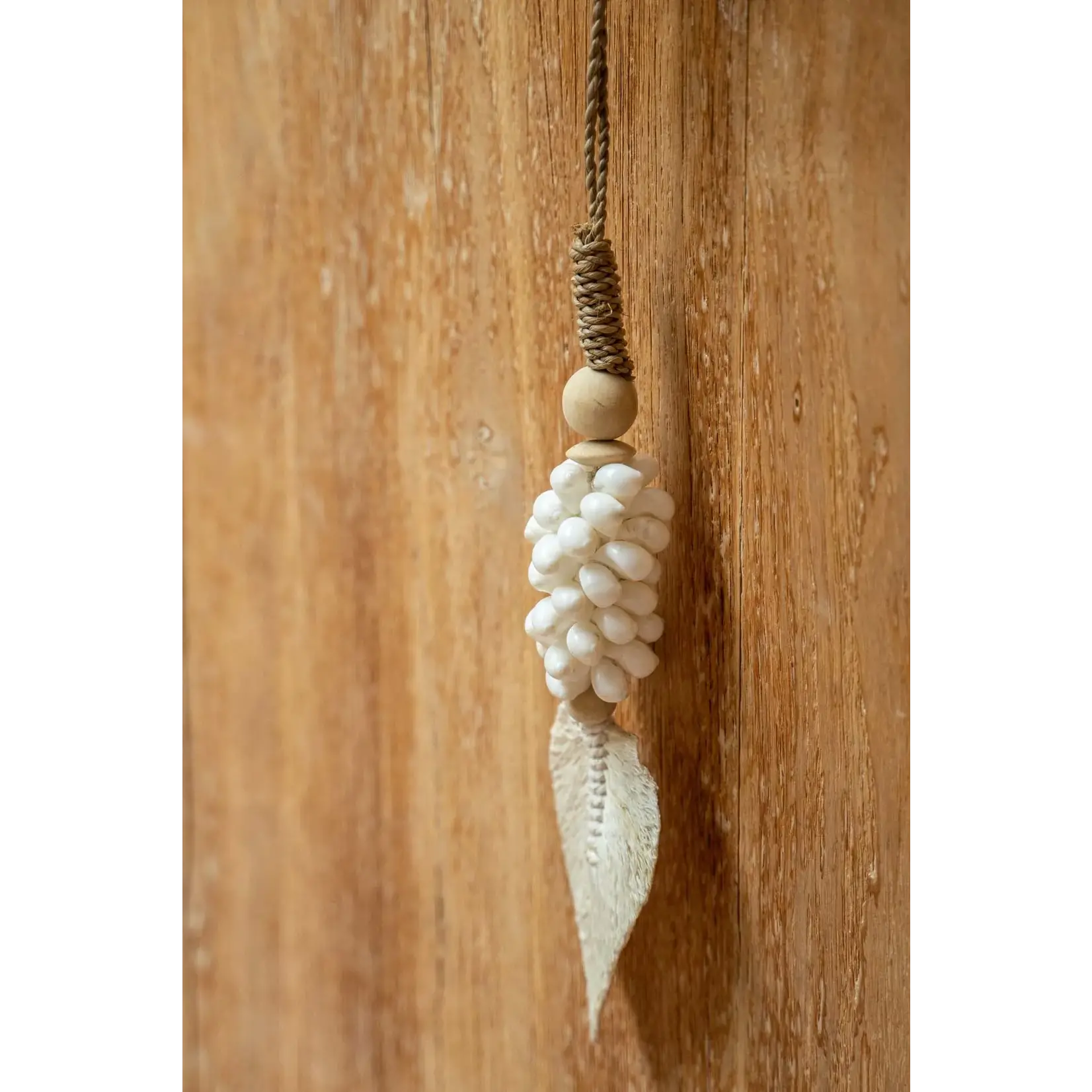 Bazar Bizar The Leaf & Shell Tassel - White