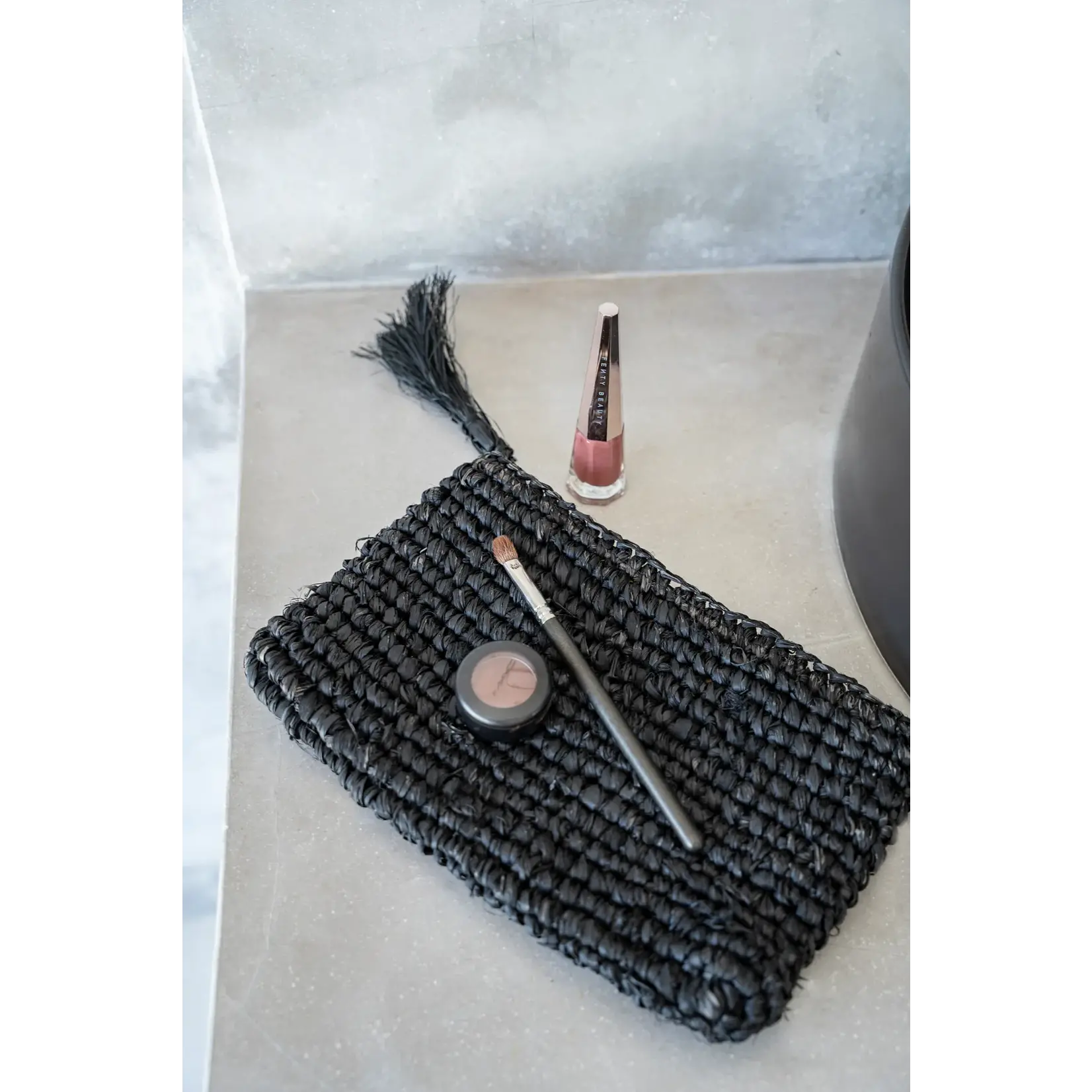 Bazar Bizar Die Raffia Clutch mit Reissverschluss - Schwarz - S