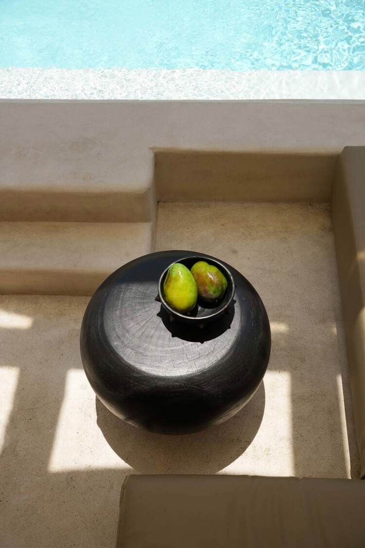 Bazar Bizar The Tutup Coffee Table - Black