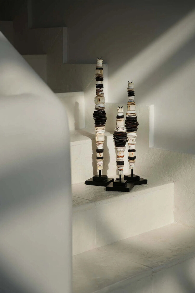 Bazar Bizar The Money Shell on Stand - Black White - L