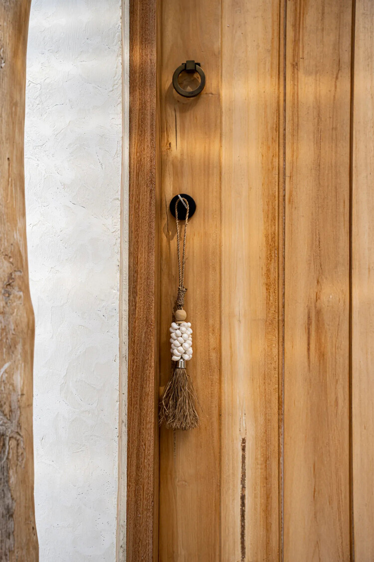 Bazar Bizar The White Shell and Raffia Tassel